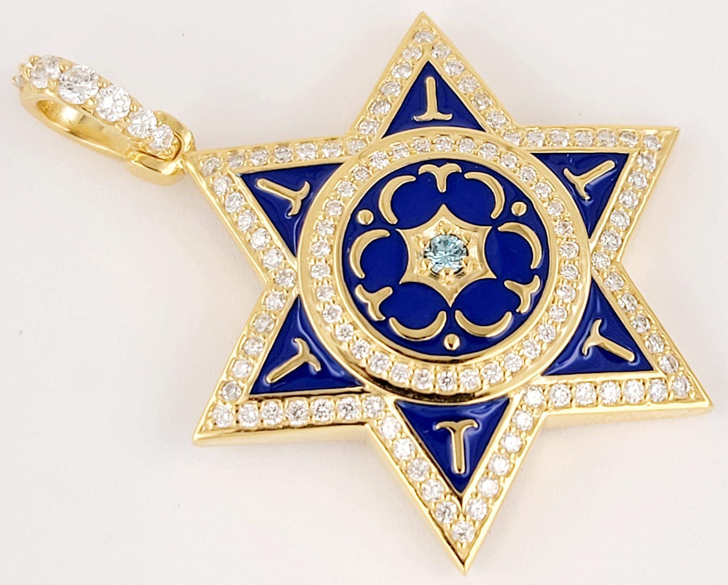 Ce pendentif en forme d'étoile de David est une véritable œuvre d'art, réalisée avec passion et précision. Cette paix reflète le caractère unique de l'artisanat, associant des détails complexes à une touche personnelle. Qu'il soit porté comme une