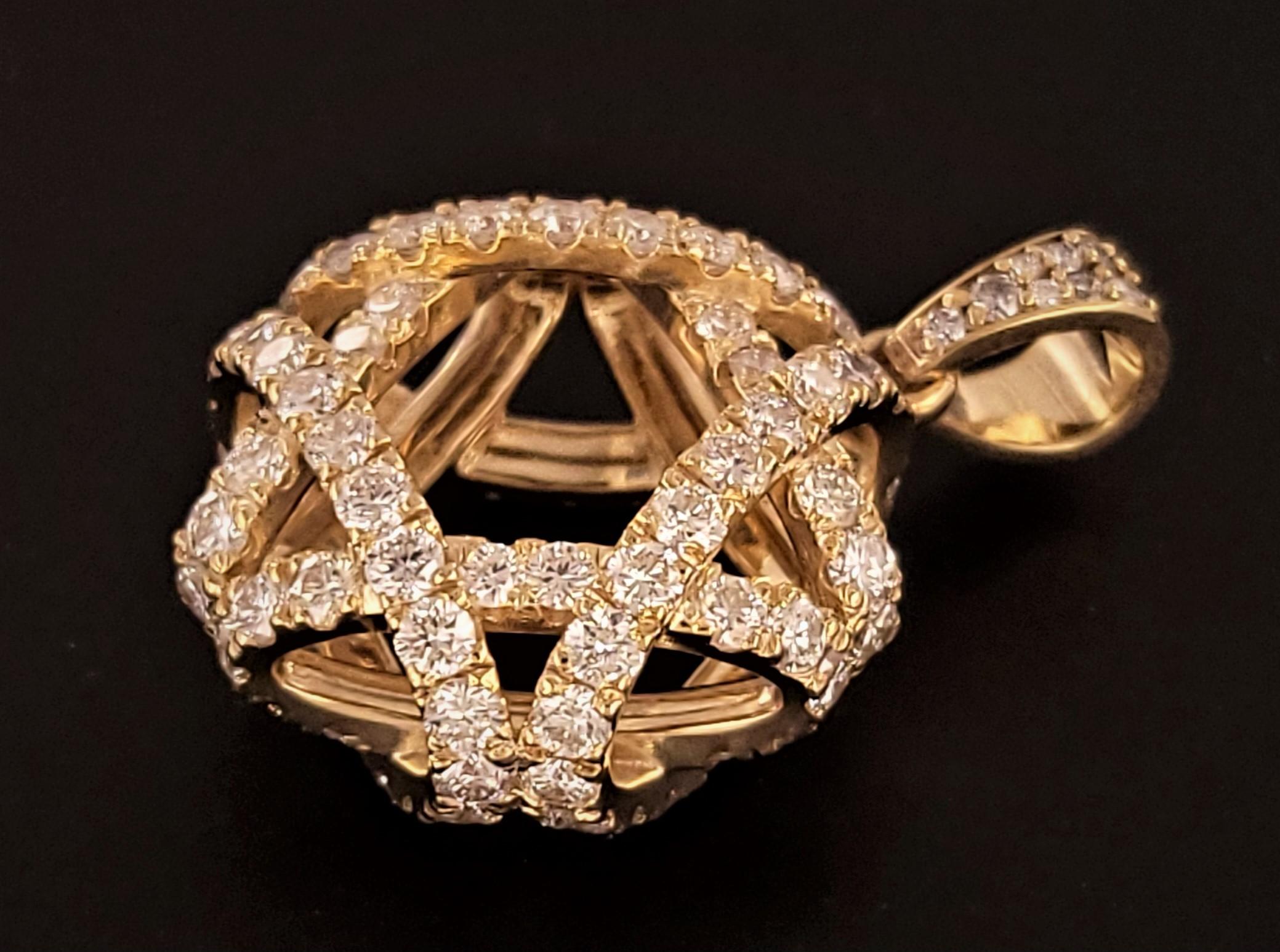 Ciondolo con stella di David e diamanti
Materiale Oro giallo 14K
Diamanti: 4,75ct
Chiarezza: VS
Grado di colore: G

Dimensioni del ciondolo:
Lunghezza: 24 mm
Lunghezza con cauzione: 30,5 mm
Larghezza: 21.6 mm
Altezza: 12 mm
Peso: 8.4 g

Dimensione