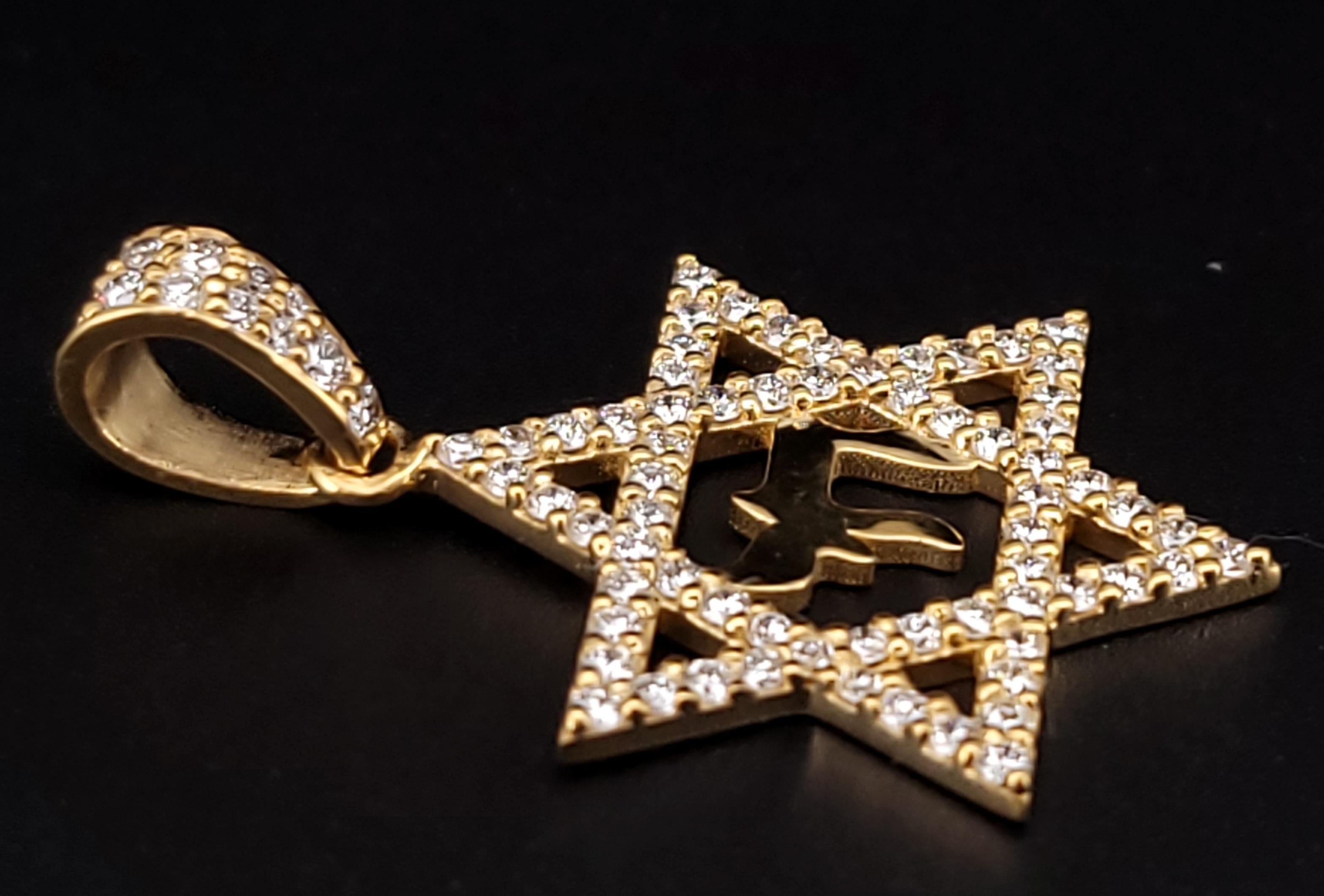 Stella di David con diamanti
Materiale: Oro giallo 14K

Diamanti: 1,00ct
Chiarezza del diamante: VS
Grado di colore: G

Dimensioni del ciondolo:
lunghezza: 20,8 mm
Lunghezza con cauzione: 30 mm
Larghezza: 20,9 mm
Spessore: 1.5 mm

Peso: 2,3