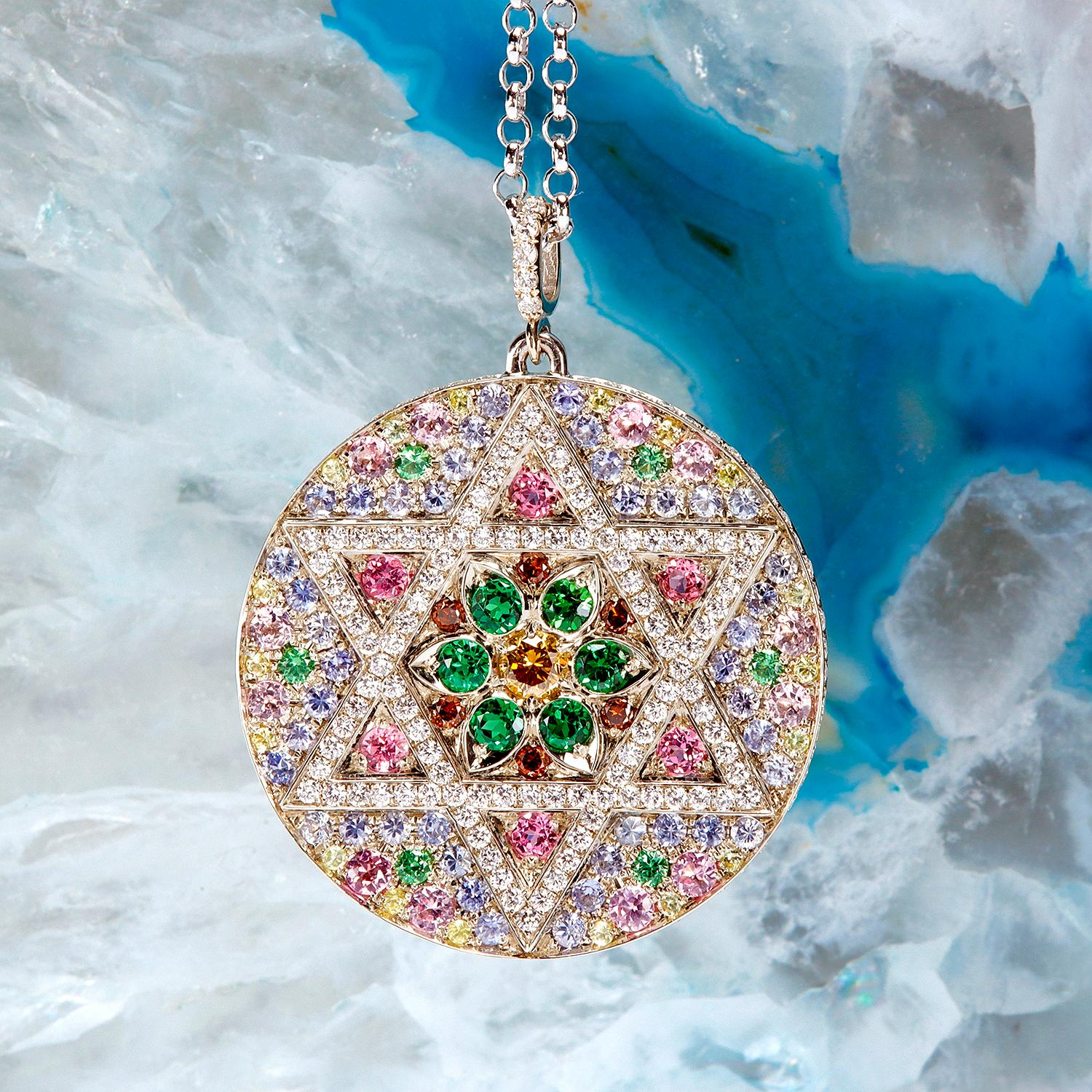 Star of David Prayer 18K white gold medallion In New Condition For Sale In New York, NY