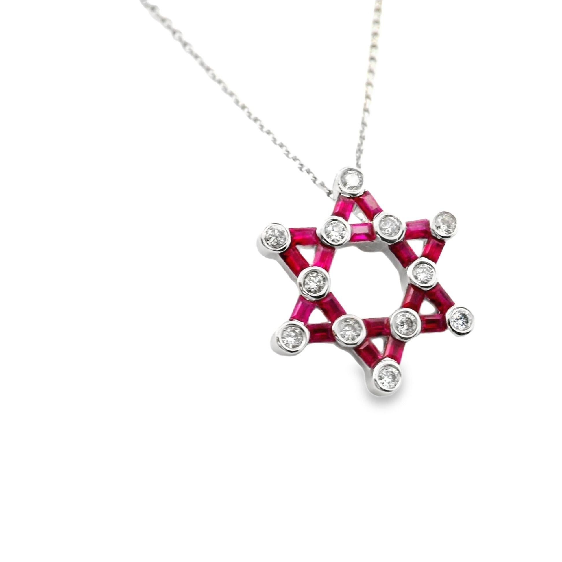 Este llamativo collar colgante exhibe un rubí talla baguette de 1,69 quilates, que irradia un vivo tono rojo. El colgante está expertamente elaborado con oro blanco de 18 quilates, formando un cautivador diseño de estrella. Acentuando el rubí,