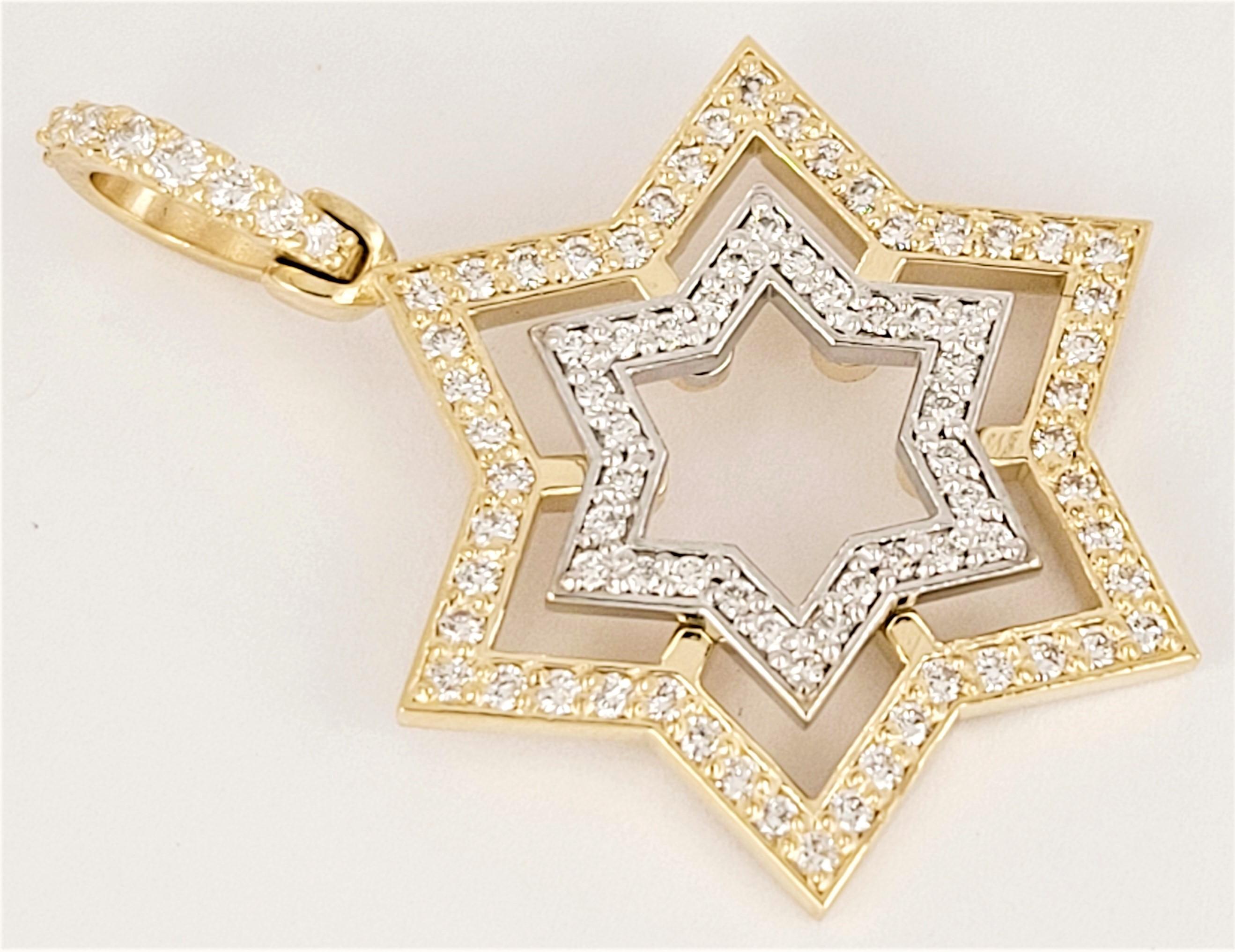 Ciondolo con stella di David e diamanti
Materiale Oro bianco e giallo bicolore 14K

Diamanti:
Peso totale in carati: 1.00 ct
Chiarezza: VS
Colore: G

Dimensioni del ciondolo:
Lunghezza: 24,5
Lunghezza con cauzione: 34,6 mm
Larghezza: 24,6 mm X 21,3
