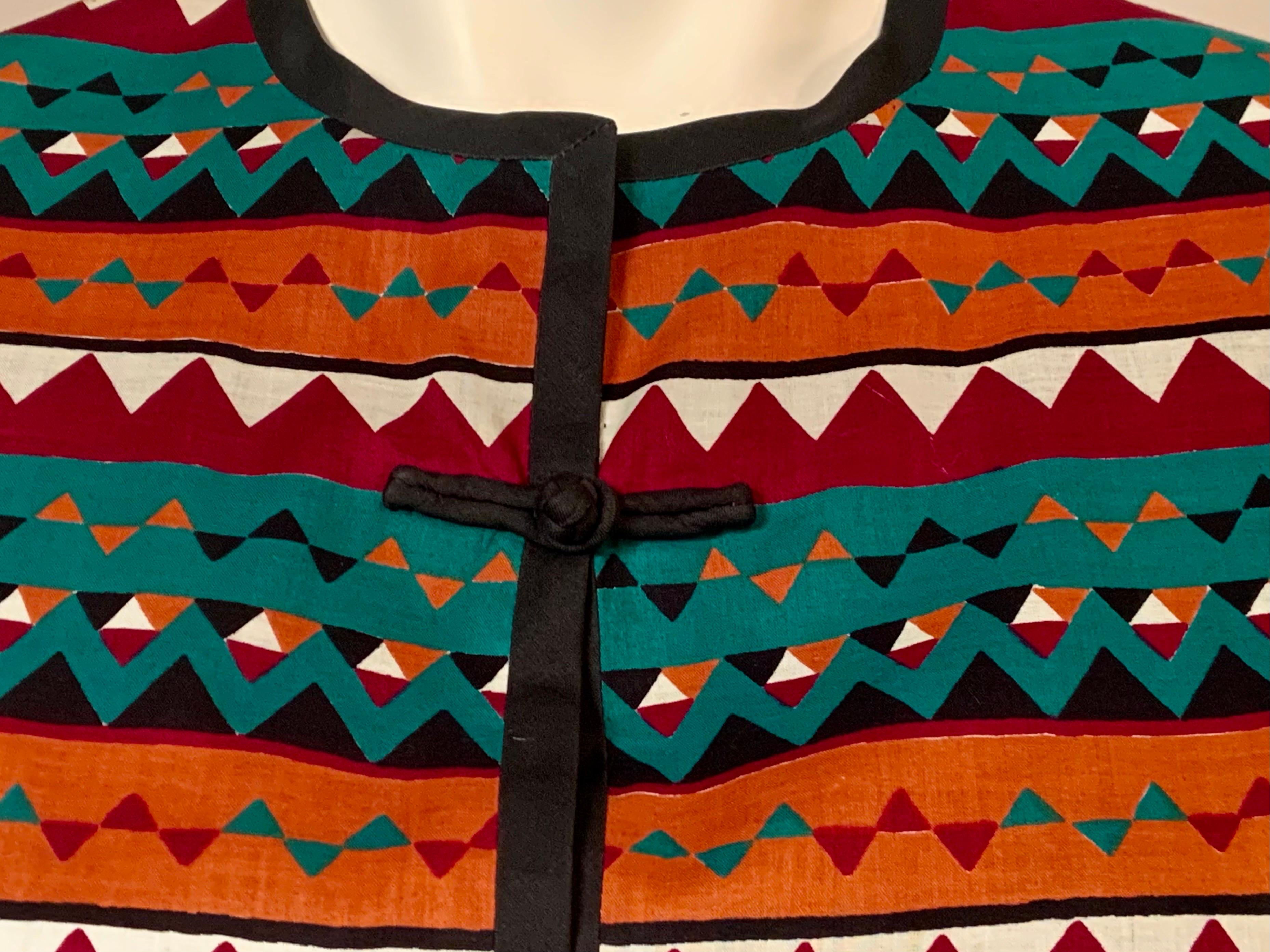 Questo coloratissimo spolverino in cotone serigrafato a mano è stato realizzato a Bangkok, in Thailandia, per la Star of Siam Company e venduto al dettaglio a New York da Claire Haddad. Ha un motivo geometrico in bianco e nero, bordeaux, arancione e