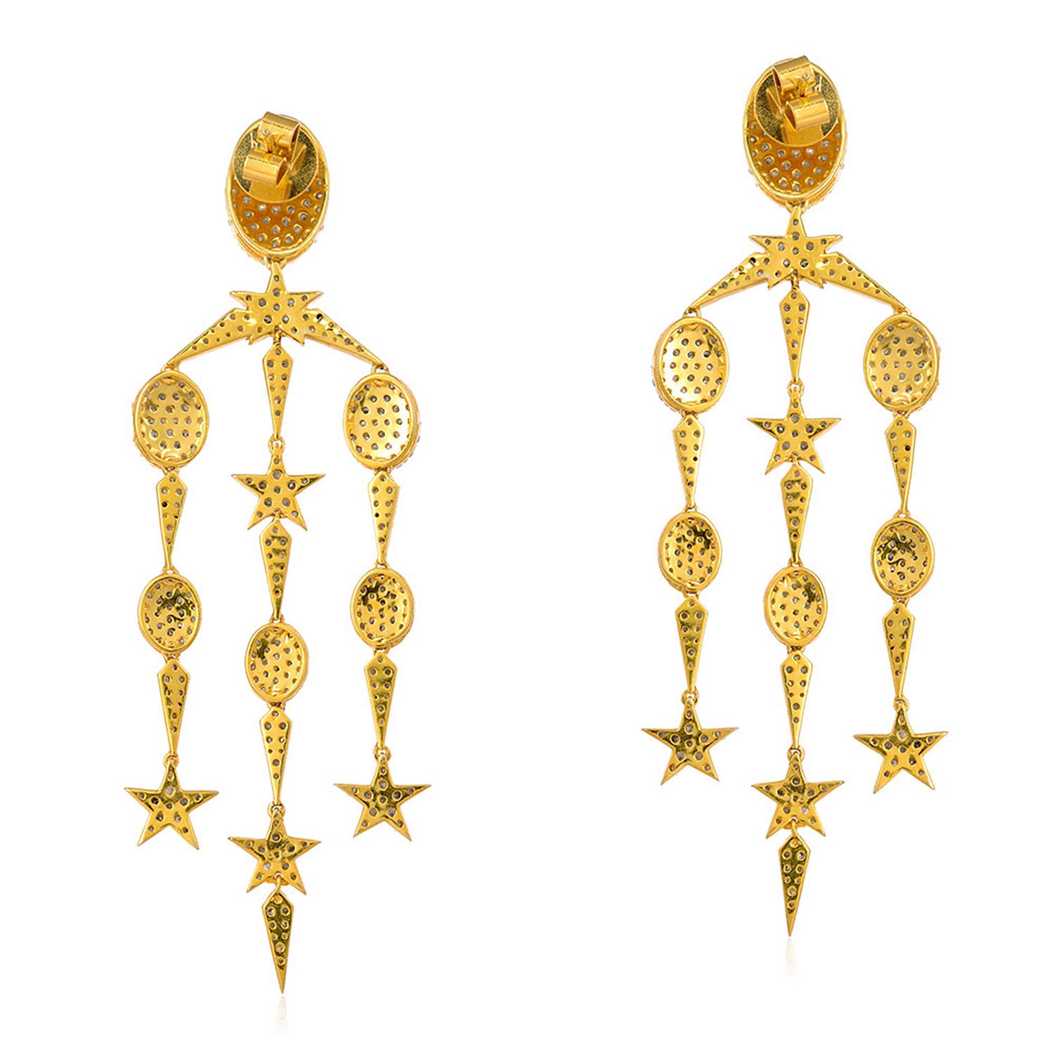 Artigiano Orecchini a lampadario con pavé di diamanti a forma di stella e ovale in oro e argento 18k in vendita