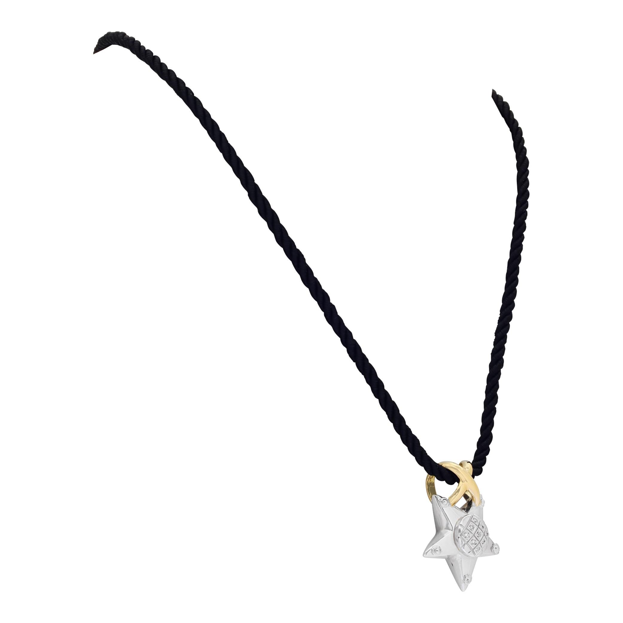 Ciondolo a forma di stella con diamanti su un cordoncino di seta nero impanato In condizioni ottime in vendita a Surfside, FL