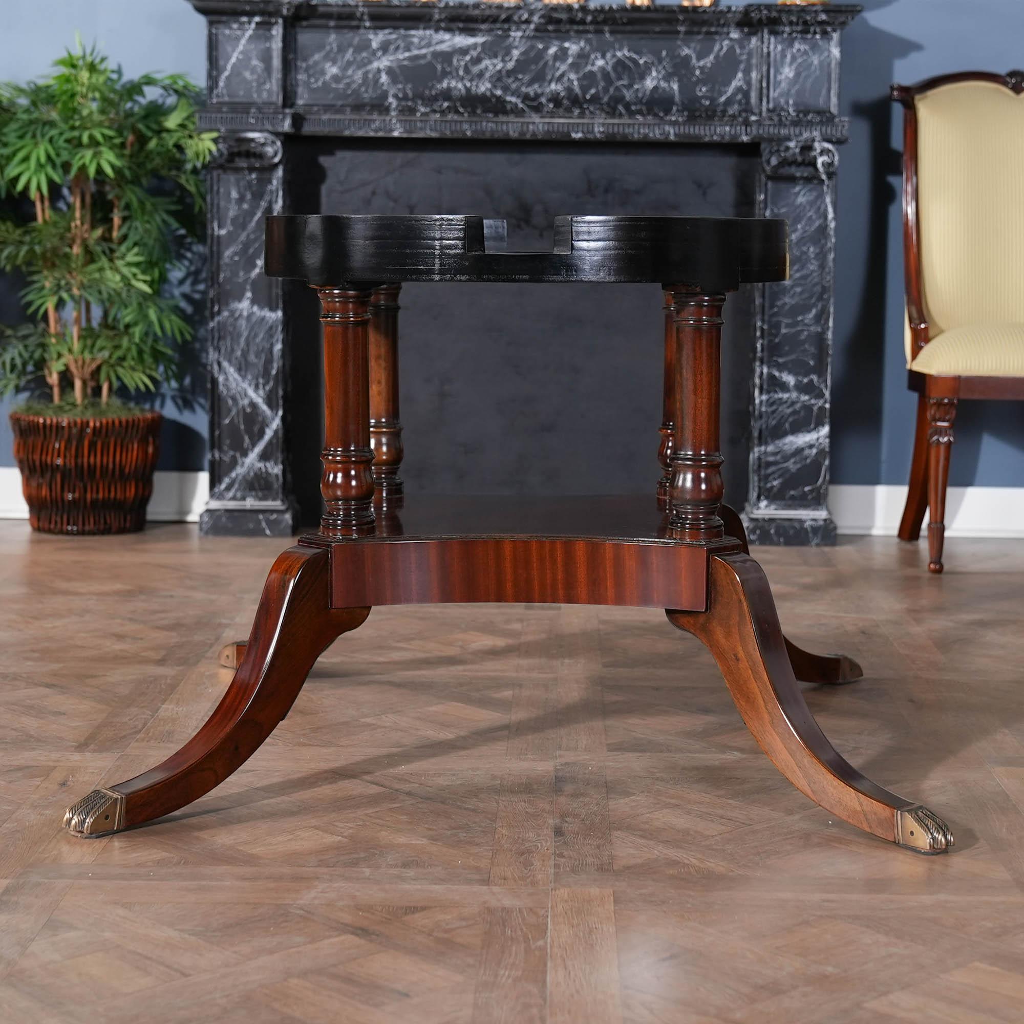 La table à manger ronde de 60 pouces à périmètre étoilé est fabriquée à partir d'une étoile en acajou figuré de la plus haute qualité au centre du champ et d'une bande de sapelli autour du bord de la table, ce qui crée un contraste intéressant dans
