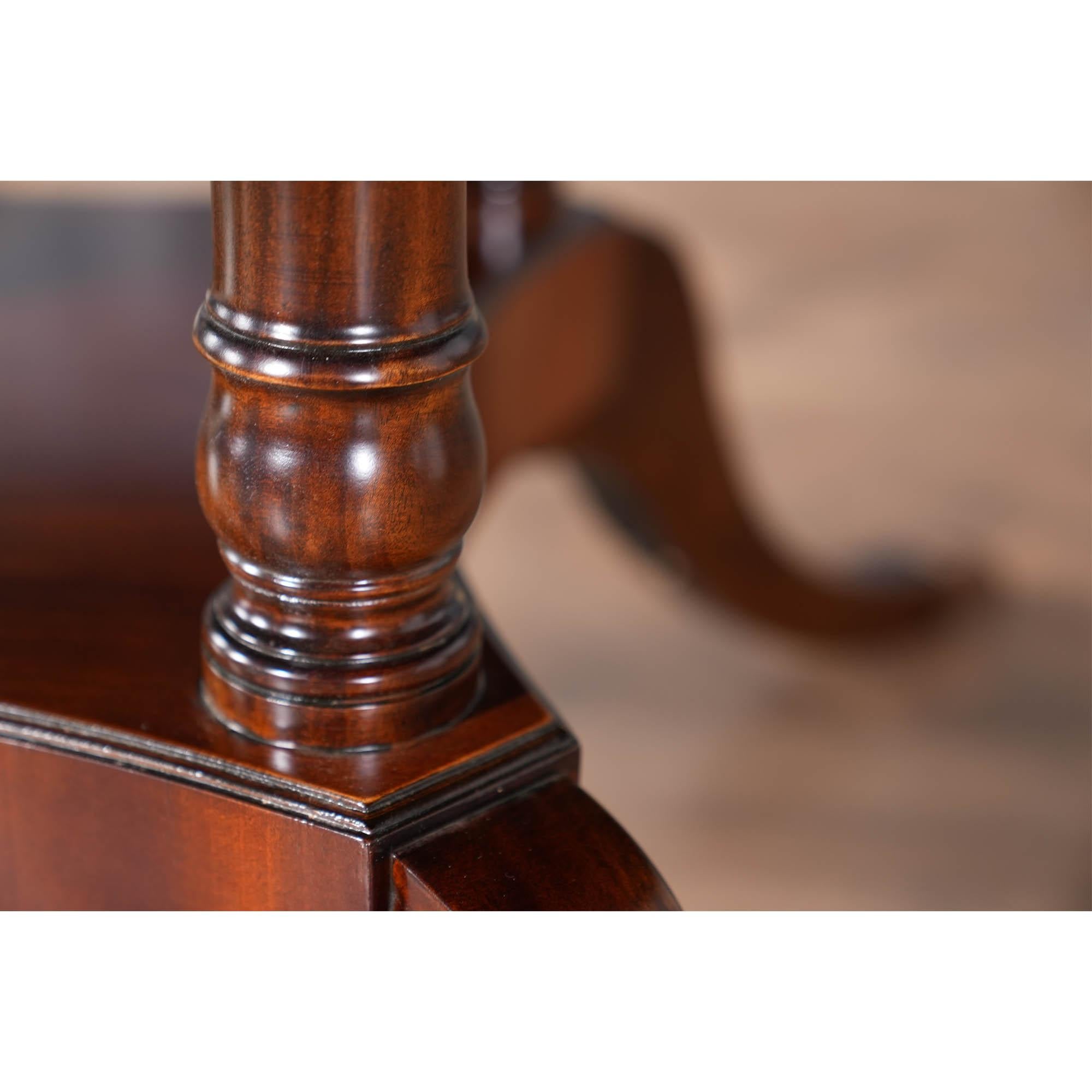 Sculpté à la main Table à manger à périmètre étoilé en vente