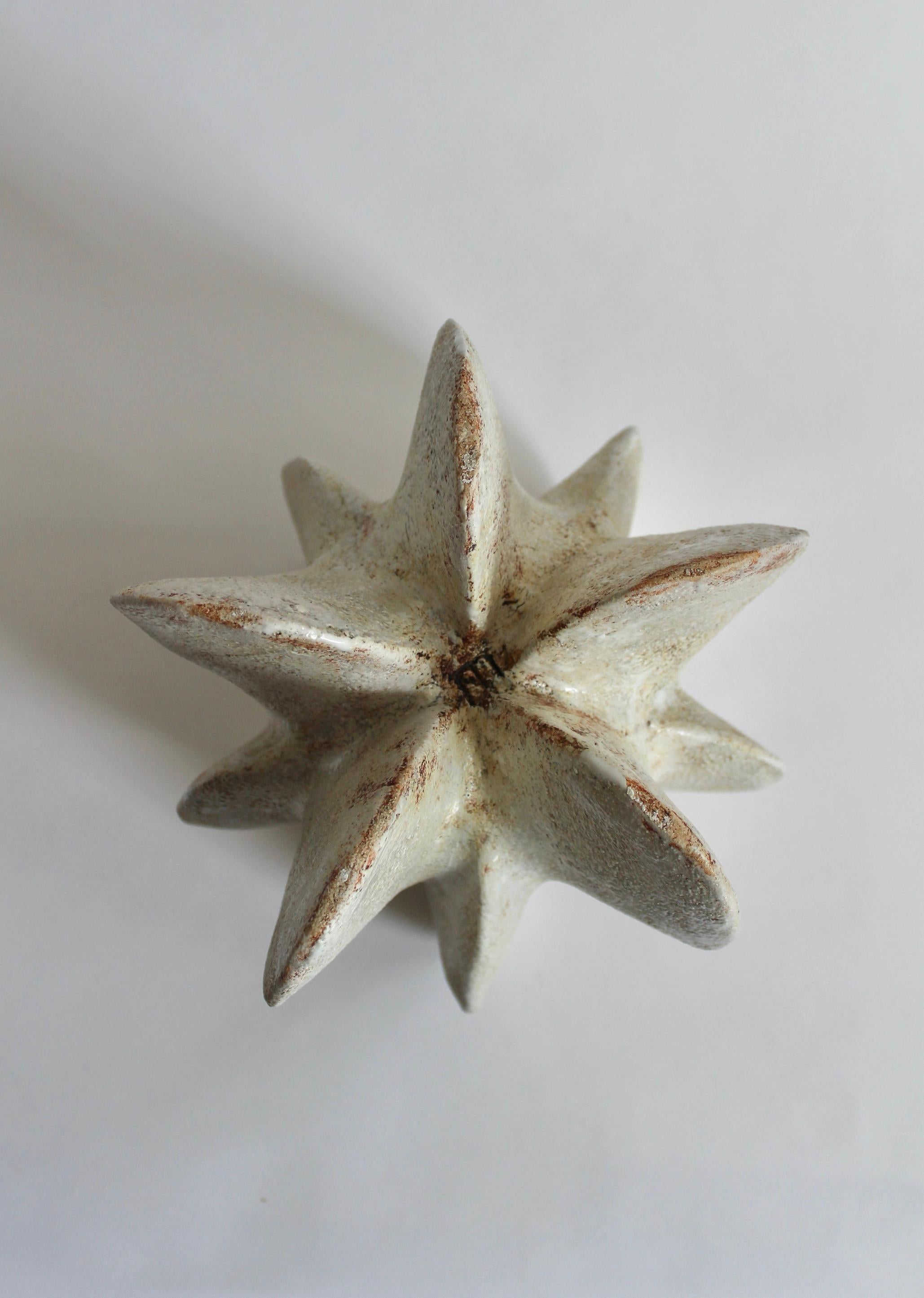 Star petal gourd III by Julie Nelson
One Of A Kind
Dimensions: D 22 x H 26.5 cm
Materials: Ceramic stoneware and porcelain

Artist Julie Nelson uses the materiality of clay as a means to explore naturally occurring patterns and