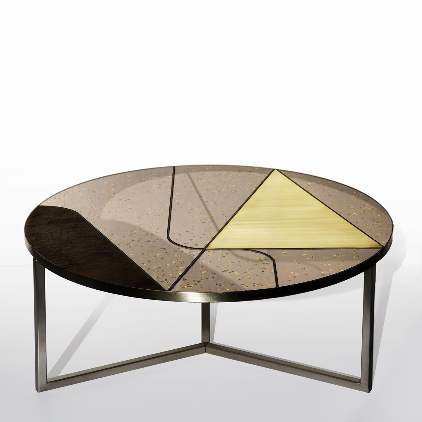 Faisant partie de la collection Itinera, la table basse Poudre d'étoile est inspirée par le plaisir incontesté du voyage. Réalisée dans le cadre d'une rencontre créative avec la verrerie des miroirs anciens, la table est fabriquée en acier