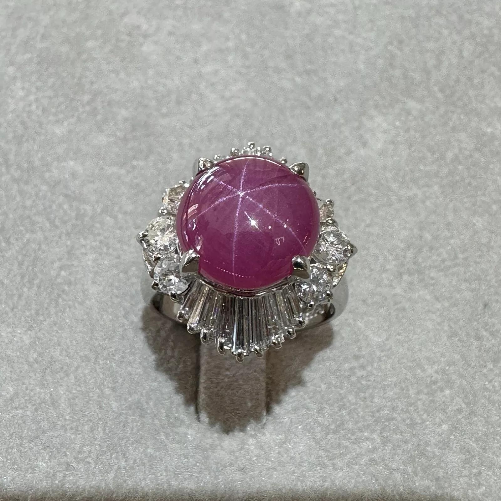 Anillo Bailarina de Rubí Estrella de 8,90 quilates y Diamantes en Platino 

El Anillo de Rubí y Diamantes Estrellas Cabujón tiene un Rubí Estrella Cabujón Redondo de 8,90 quilates con una estrella bien definida, rodeado de Diamantes Brillantes
