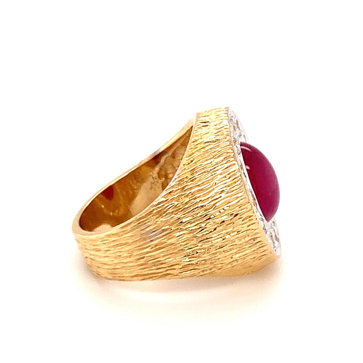 Star Ruby and Diamond 18k Yellow Gold Ring, circa 1960s In Good Condition For Sale In Beverly Hills, CA