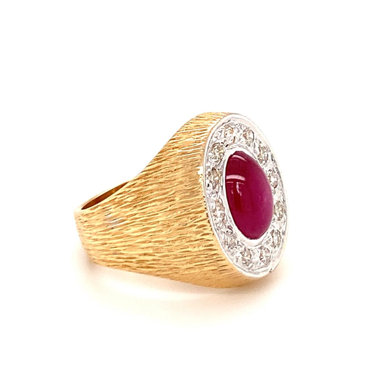 Women's Star Ruby and Diamond 18k Yellow Gold Ring, circa 1960s For Sale
