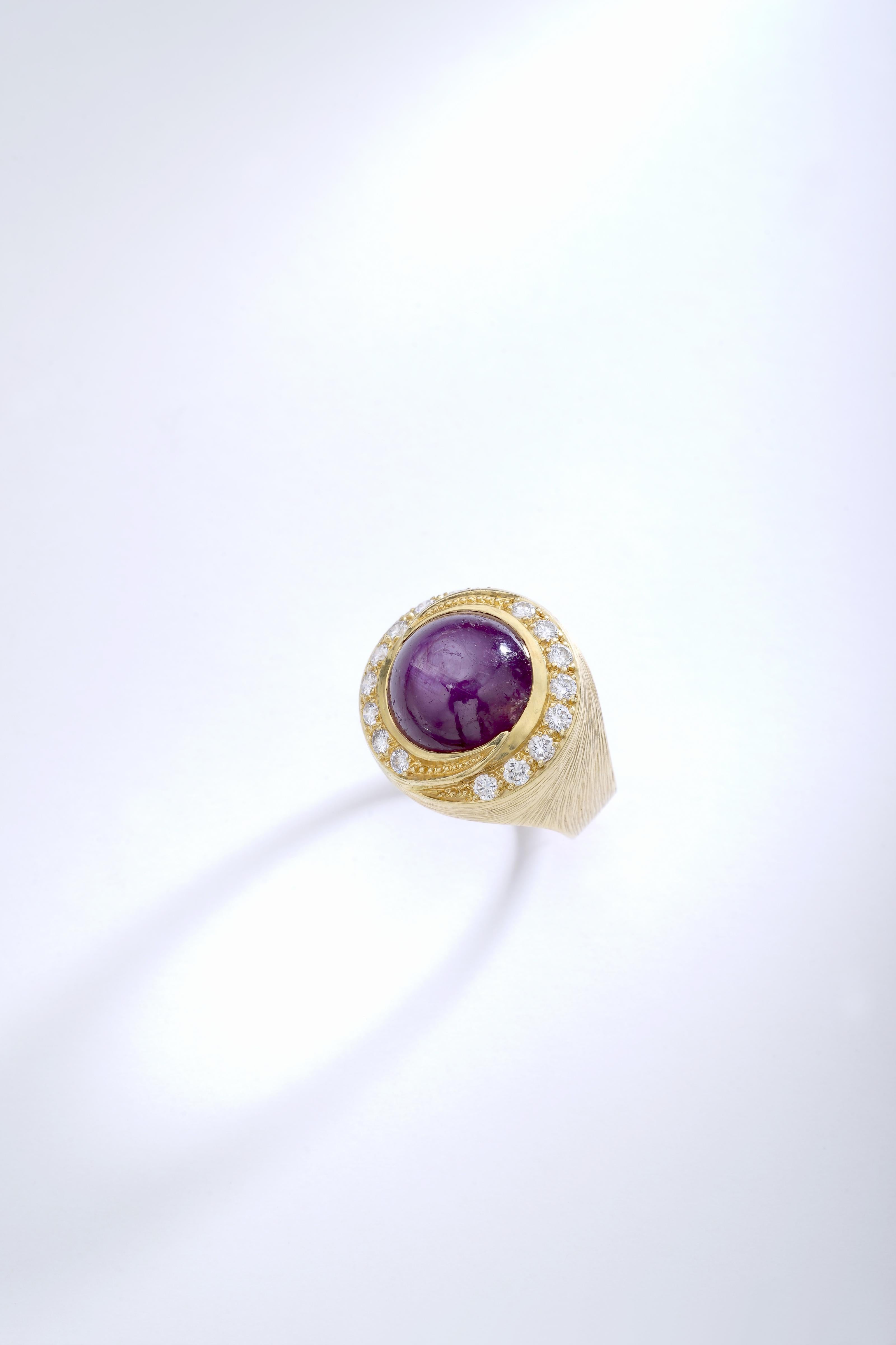 A Star Ruby Cabochon surrounded by Diamond on engraved yellow gold.
Circa 1980.

Gross weight: 11.93 grams.