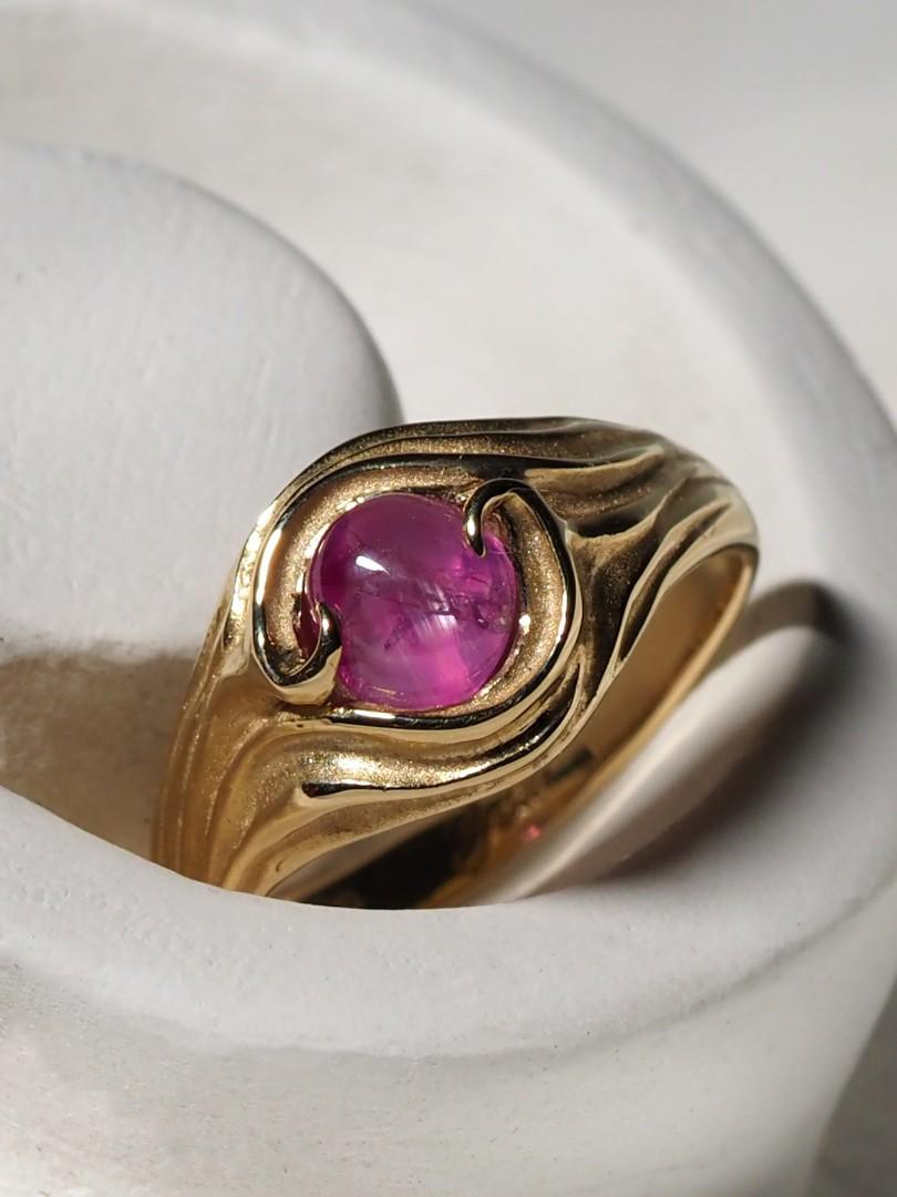 Women's or Men's Star Ruby Gold Ring Hot Pink Natural Cabochon Gem Report Swirl Band For Sale