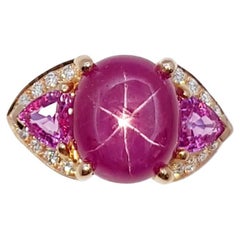 Anello con rubino, zaffiro rosa e diamante incastonati in oro rosa 18 carati