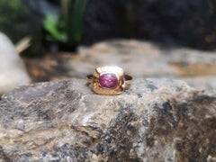 Bague étoile en rubis sertie dans des montures en or rose 18 carats