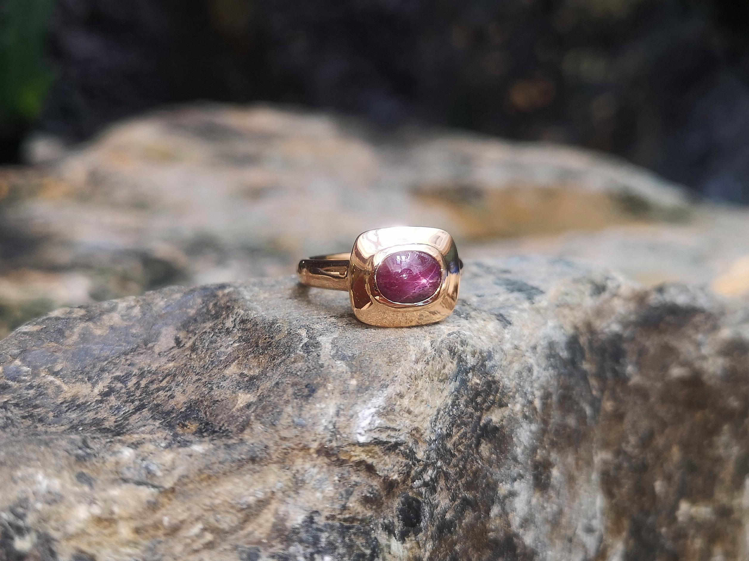 Taille cabochon Bague étoile en rubis sertie dans des montures en or rose 18 carats en vente