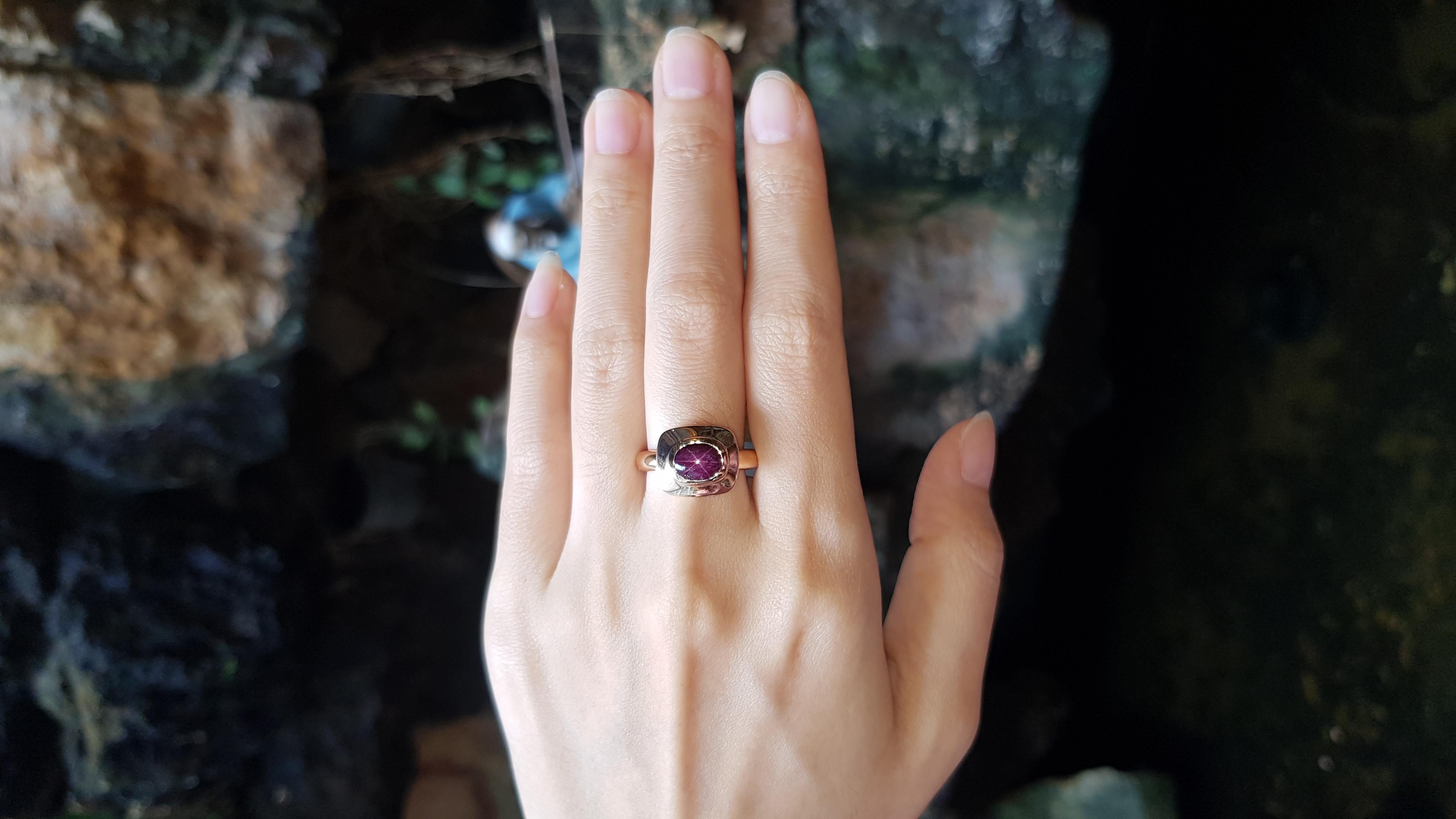 Contemporain Bague étoile en rubis sertie dans des montures en or rose 18 carats en vente