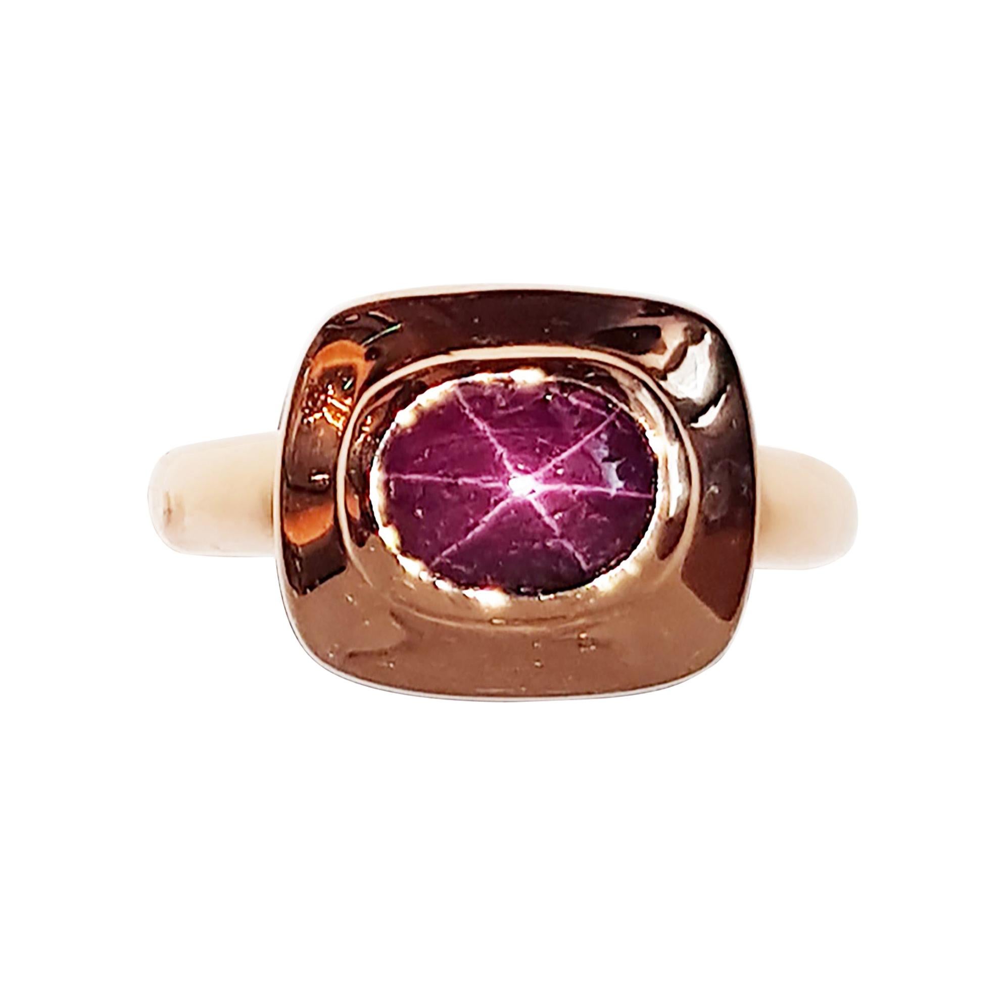 Bague étoile en rubis sertie dans des montures en or rose 18 carats en vente