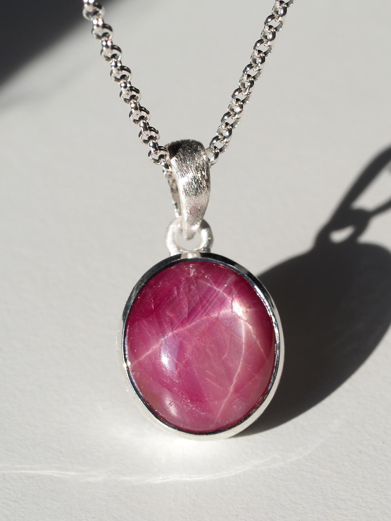 Artigiano Collana d'argento con rubino stella Nature Red 15 ct Ciondolo con gemma di rubino regalo LOTR in vendita