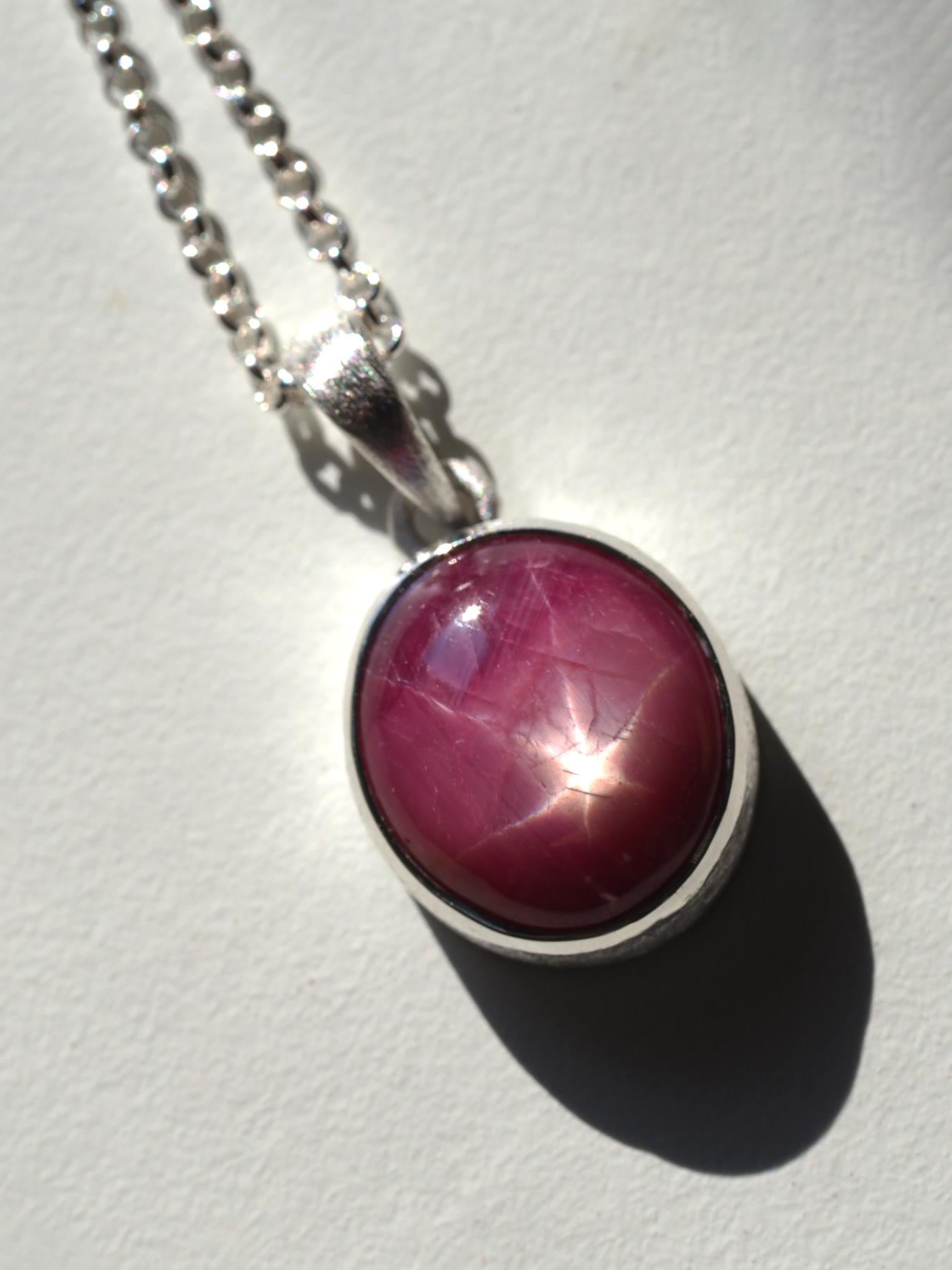 Taglio ovale Collana d'argento con rubino stella Nature Red 15 ct Ciondolo con gemma di rubino regalo LOTR in vendita