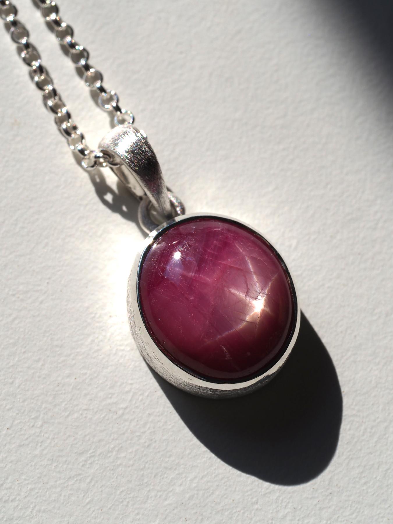 Collana d'argento con rubino stella Nature Red 15 ct Ciondolo con gemma di rubino regalo LOTR In condizioni Nuovo in vendita a Berlin, DE