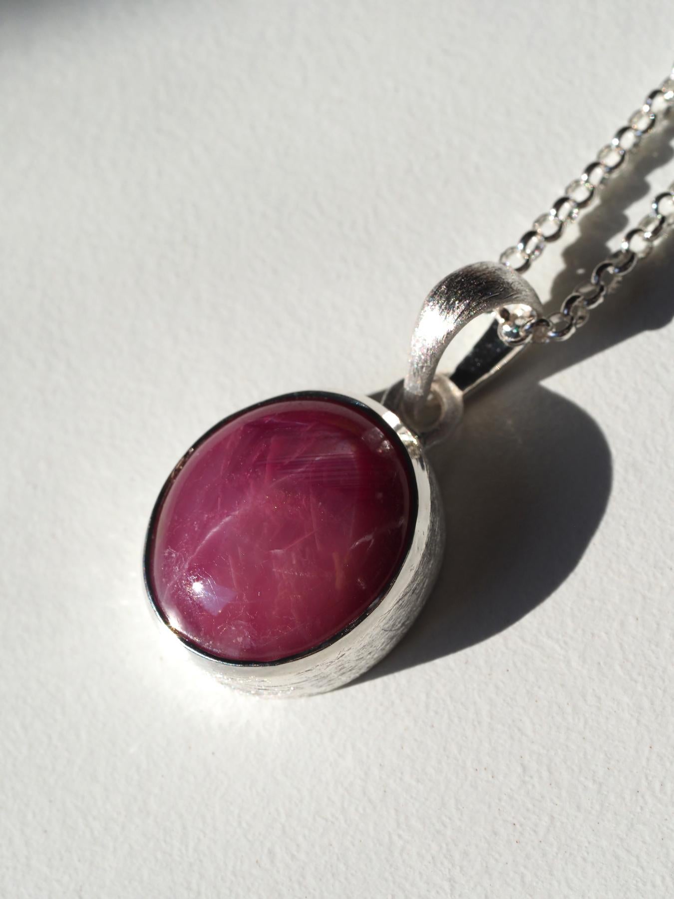 Collana d'argento con rubino stella Nature Red 15 ct Ciondolo con gemma di rubino regalo LOTR in vendita 1