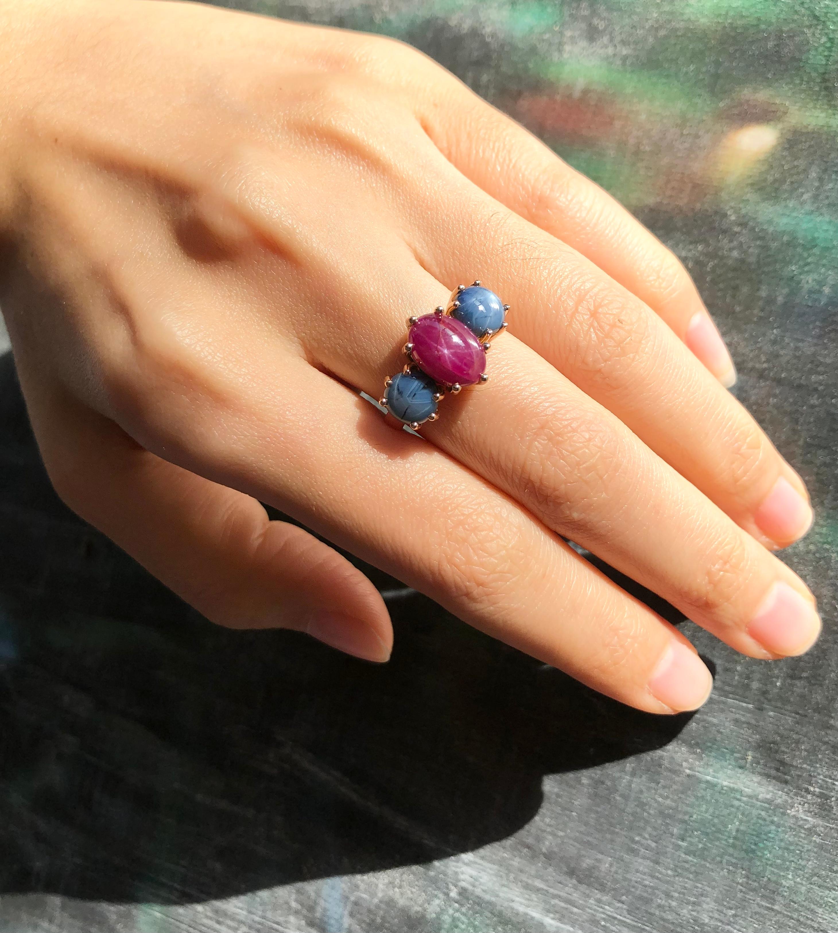 Anillo de Rubí Estrella con Zafiro Estrella Azul Engastado en Oro Rosa de 18 Kilates Contemporáneo en venta