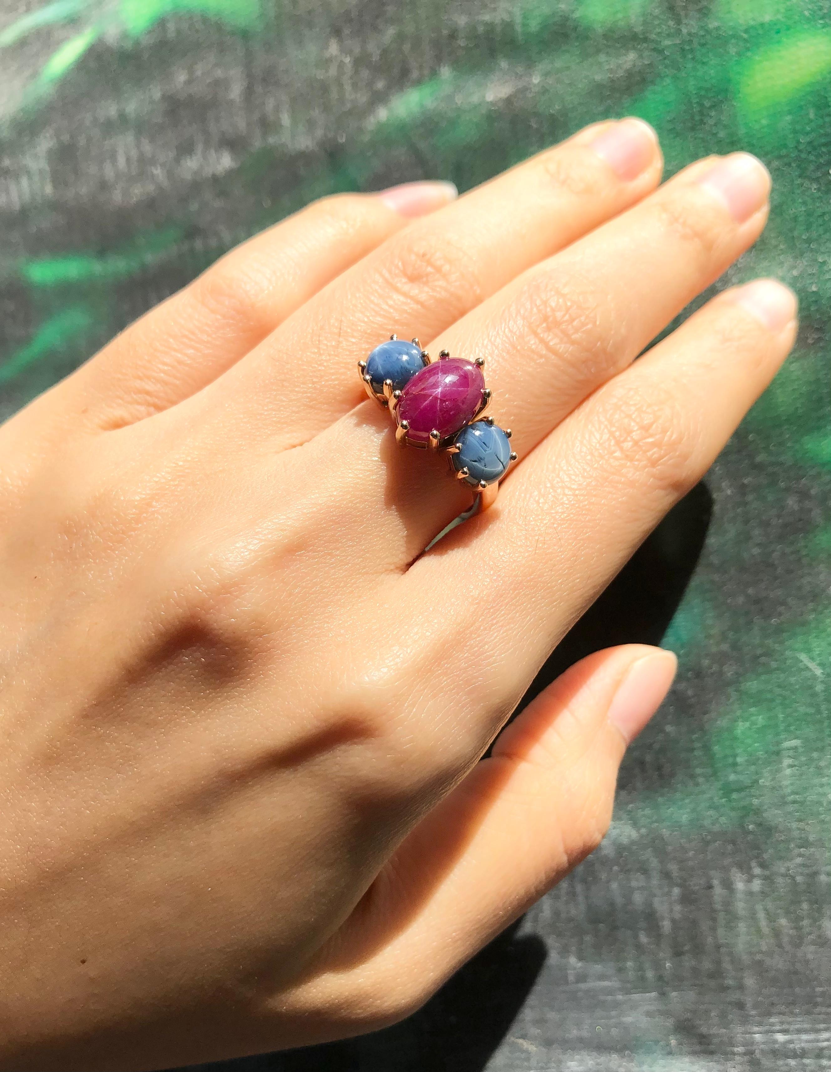 Anillo de Rubí Estrella con Zafiro Estrella Azul Engastado en Oro Rosa de 18 Kilates en Nuevo estado para la venta en Bangkok, TH