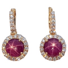 Pendientes de rubí estrella con diamantes engastados en oro rosa de 18 quilates