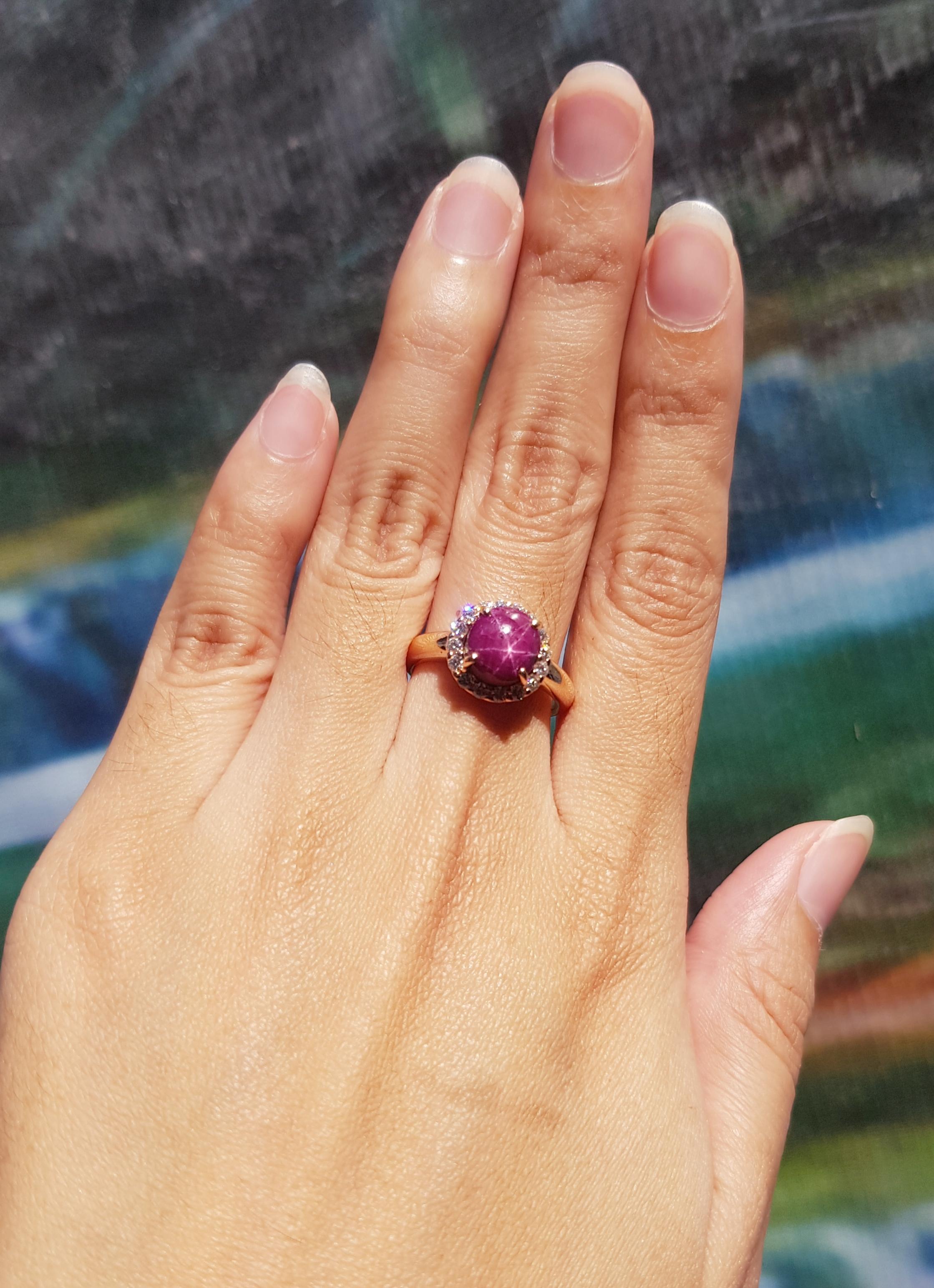 Anillo de rubí estrella de 5,0 quilates con diamante de 0,32 quilates engastado en oro rosa de 18 quilates

Anchura:  1.1 cm 
Longitud: 1,1 cm
Tamaño del anillo: 53
Peso total: 5.5 gramos

