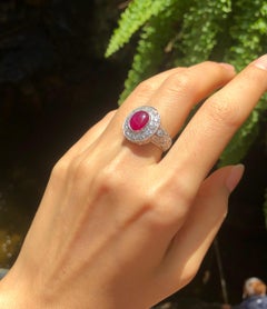 Bague étoile en rubis et diamants sertie dans des montures en or blanc 18 carats
