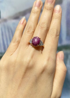 Sternrubin mit Diamantring in 18K Goldfassung