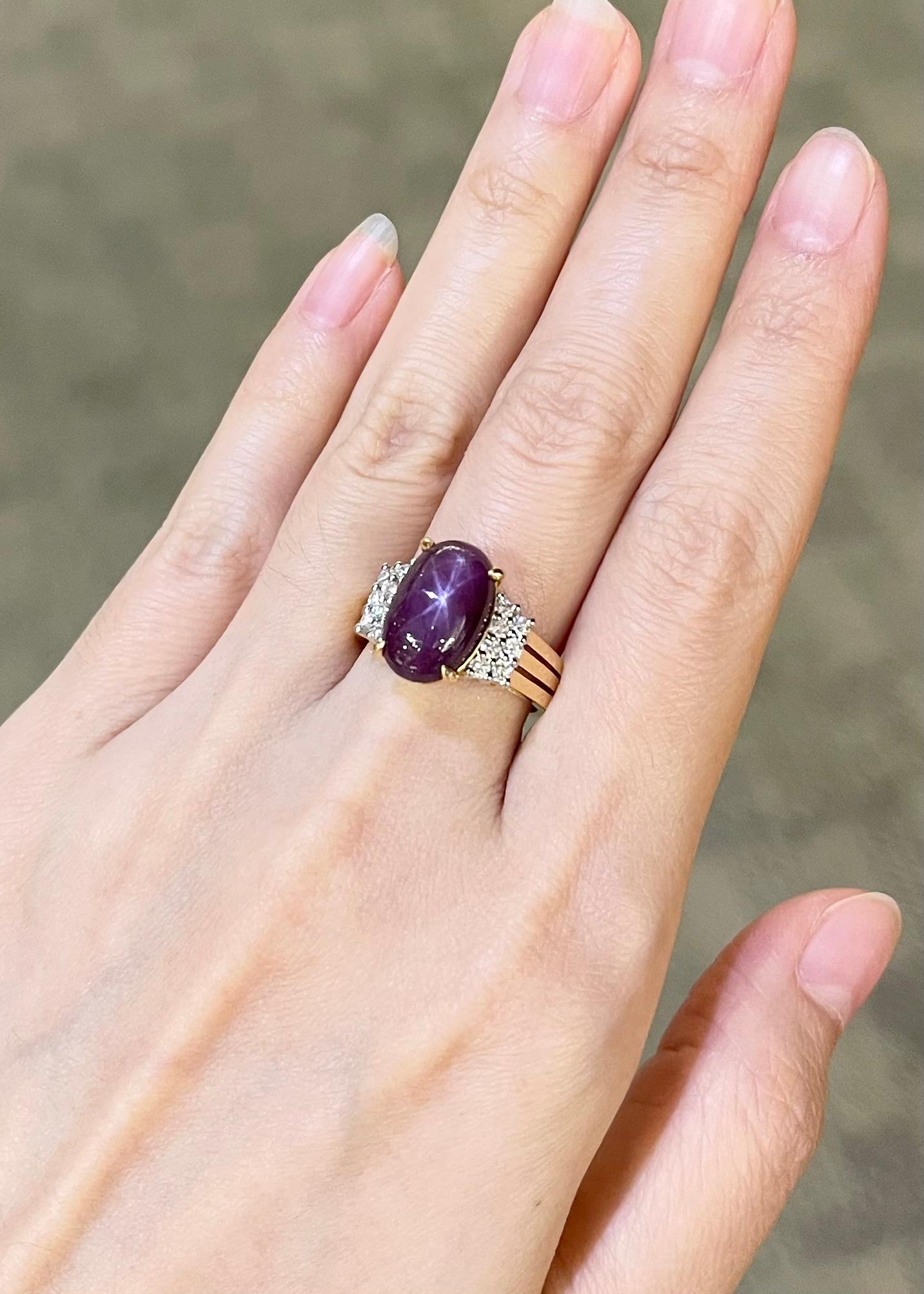 Anillo de rubí estrella de 7,95 quilates con diamante de 0,34 quilates engastado en oro de 18 quilates

Anchura:  1.6 cm 
Longitud: 1,4 cm
Tamaño del anillo: 54
Peso total: 8.01 gramos

