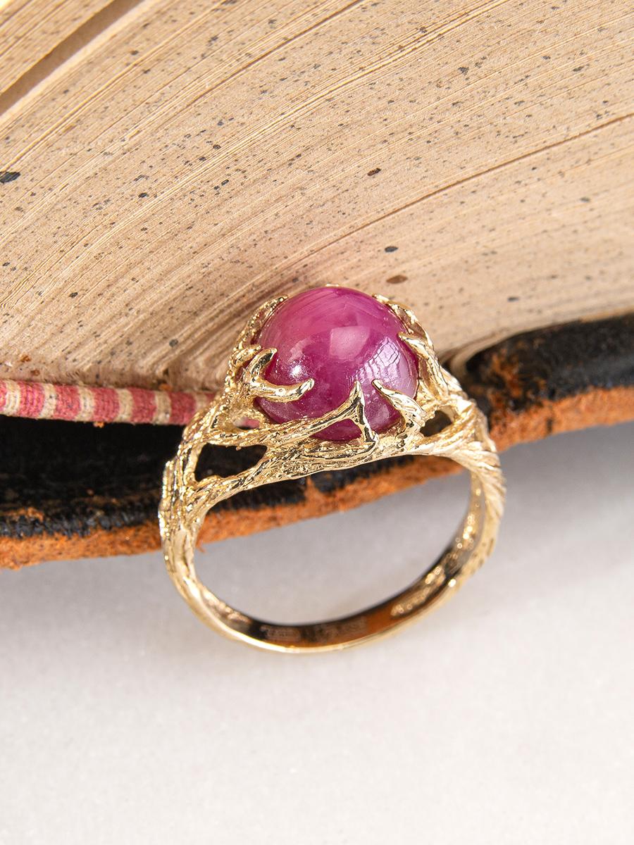 Bague de fiançailles unisexe en or jaune avec rubis étoilé cabochon naturel pierre précieuse rose en vente 8