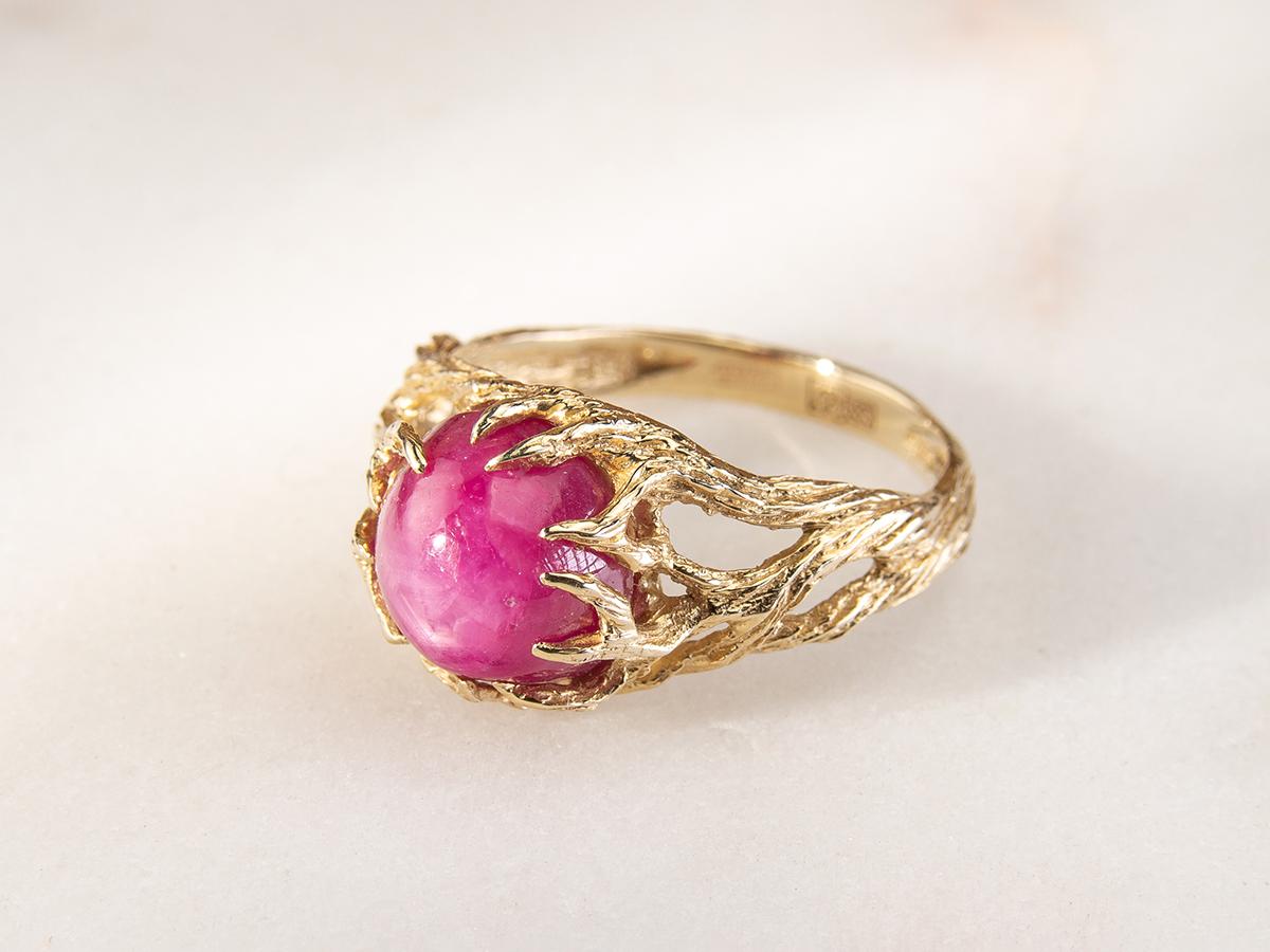 Bague de fiançailles unisexe en or jaune avec rubis étoilé cabochon naturel pierre précieuse rose en vente 10
