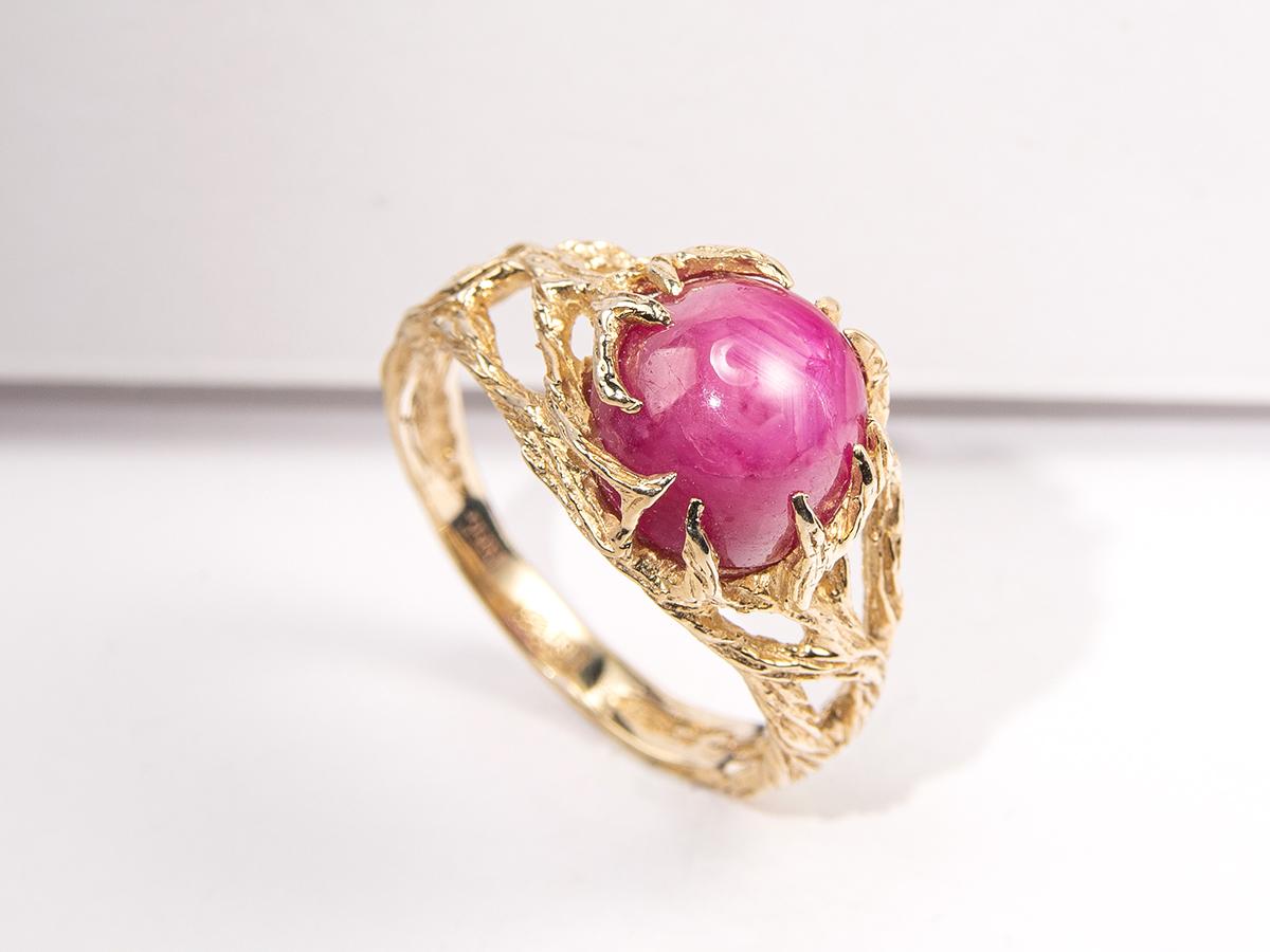 Bague de fiançailles unisexe en or jaune avec rubis étoilé cabochon naturel pierre précieuse rose en vente 1