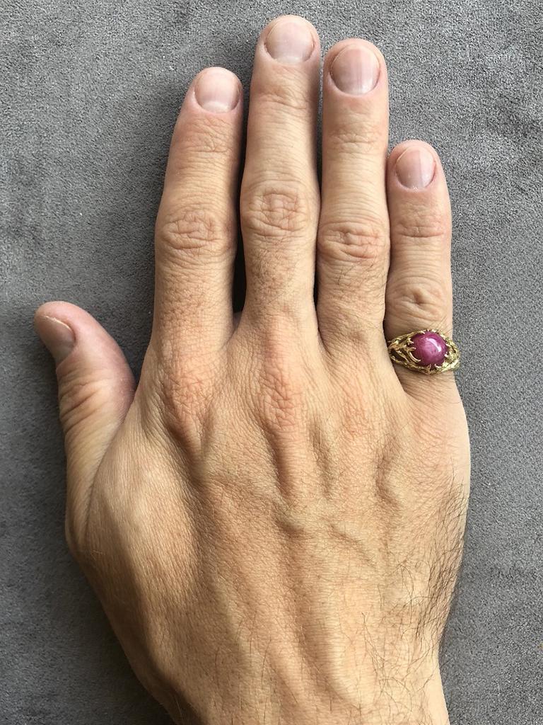 Bague de fiançailles unisexe en or jaune avec rubis étoilé cabochon naturel pierre précieuse rose en vente 5