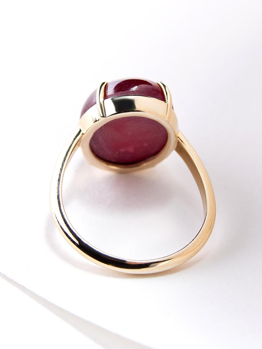 Star Ruby Yellow Gold Ring Natural Cabochon Plum Purple Magic Unisex Minimalism In New Condition For Sale In Berlin, DE