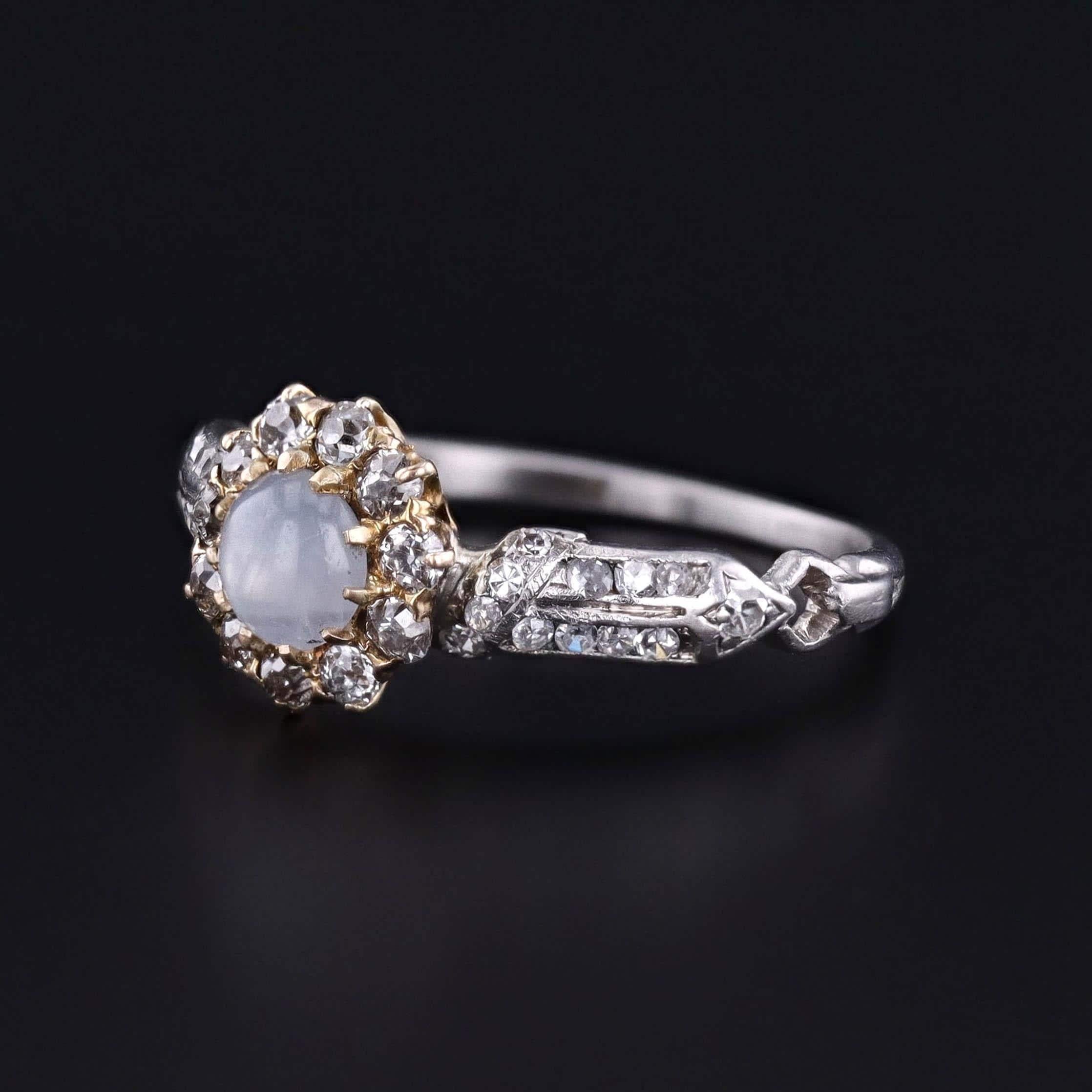 Anello con zaffiro e diamante: questo anello è stato creato combinando una fascia di diamanti degli anni '20 e un antico fermaglio (circa 1910). Presenta uno zaffiro grigio a stella circondato da un'aureola di diamanti. La parte superiore