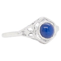 Anello con zaffiro cabochon e filigrana in oro bianco 14K in stile Art Deco