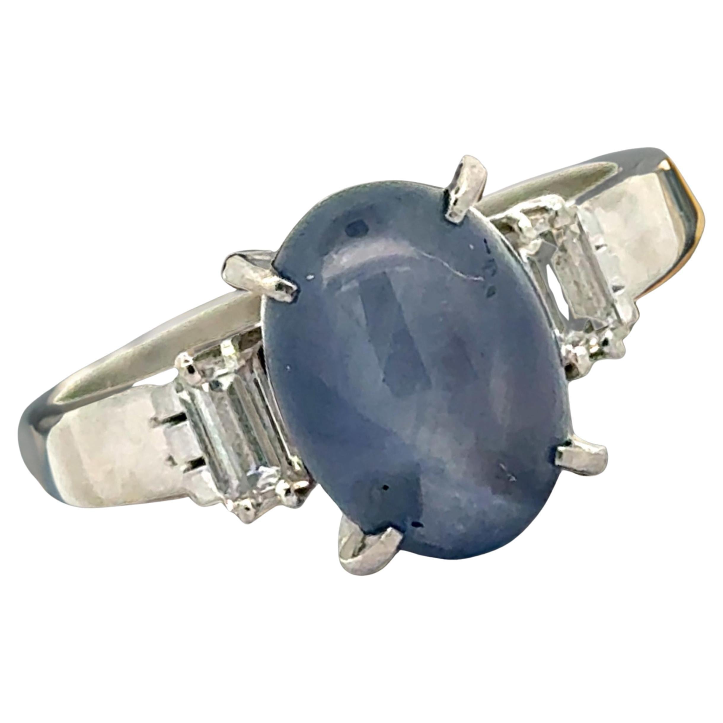 Bague 3 pierres en saphir étoilé, diamant et platine en vente