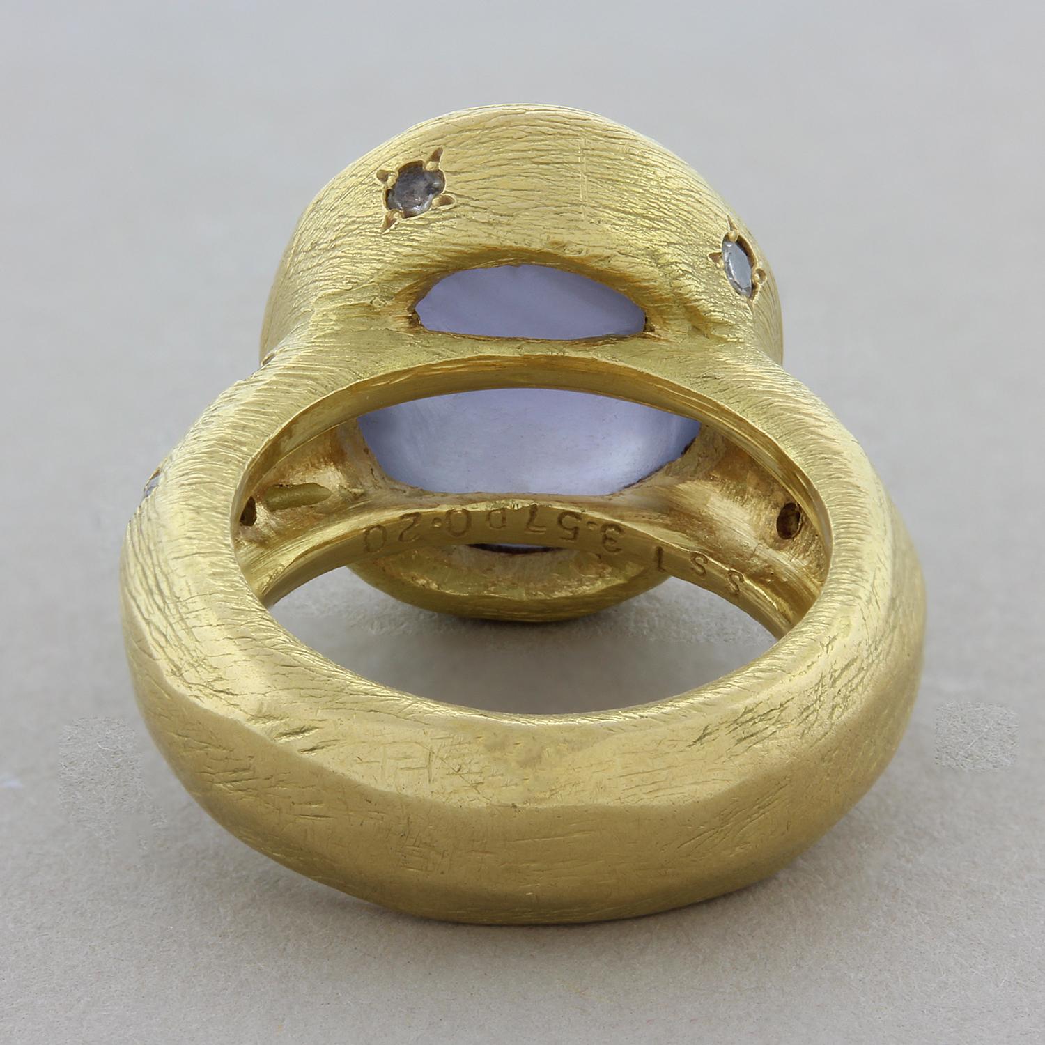 Taille ovale Bague en or avec saphir étoilé et diamants en vente