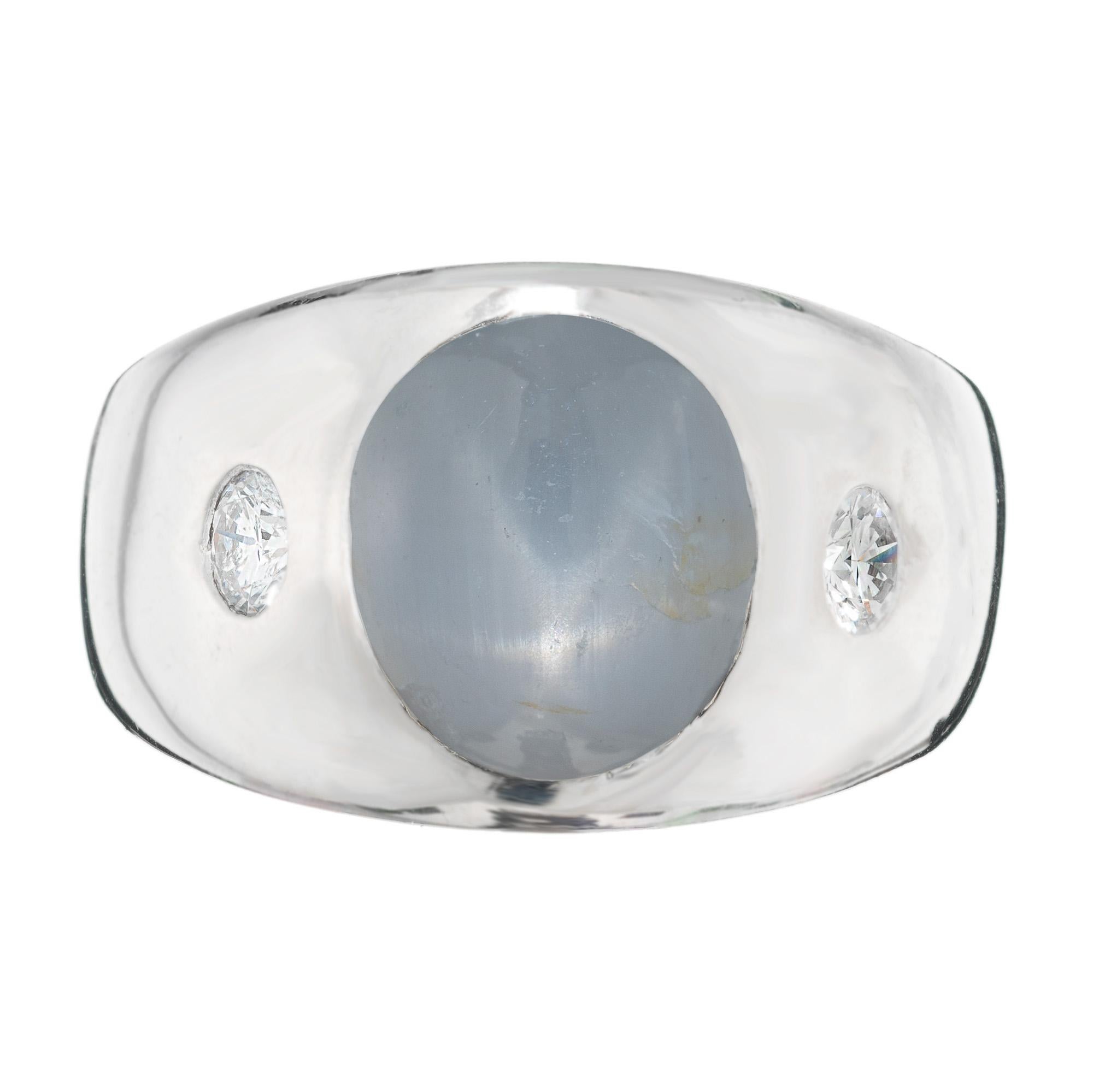 Vintage 1940's homme étoile saphir et diamant bague. La pierre centrale de cette monture est un saphir cabochon ovale bleu gris clair de 5,00ct. La monture est réalisée en or blanc 14k et comporte deux diamants ronds latéraux. Le saphir est certifié