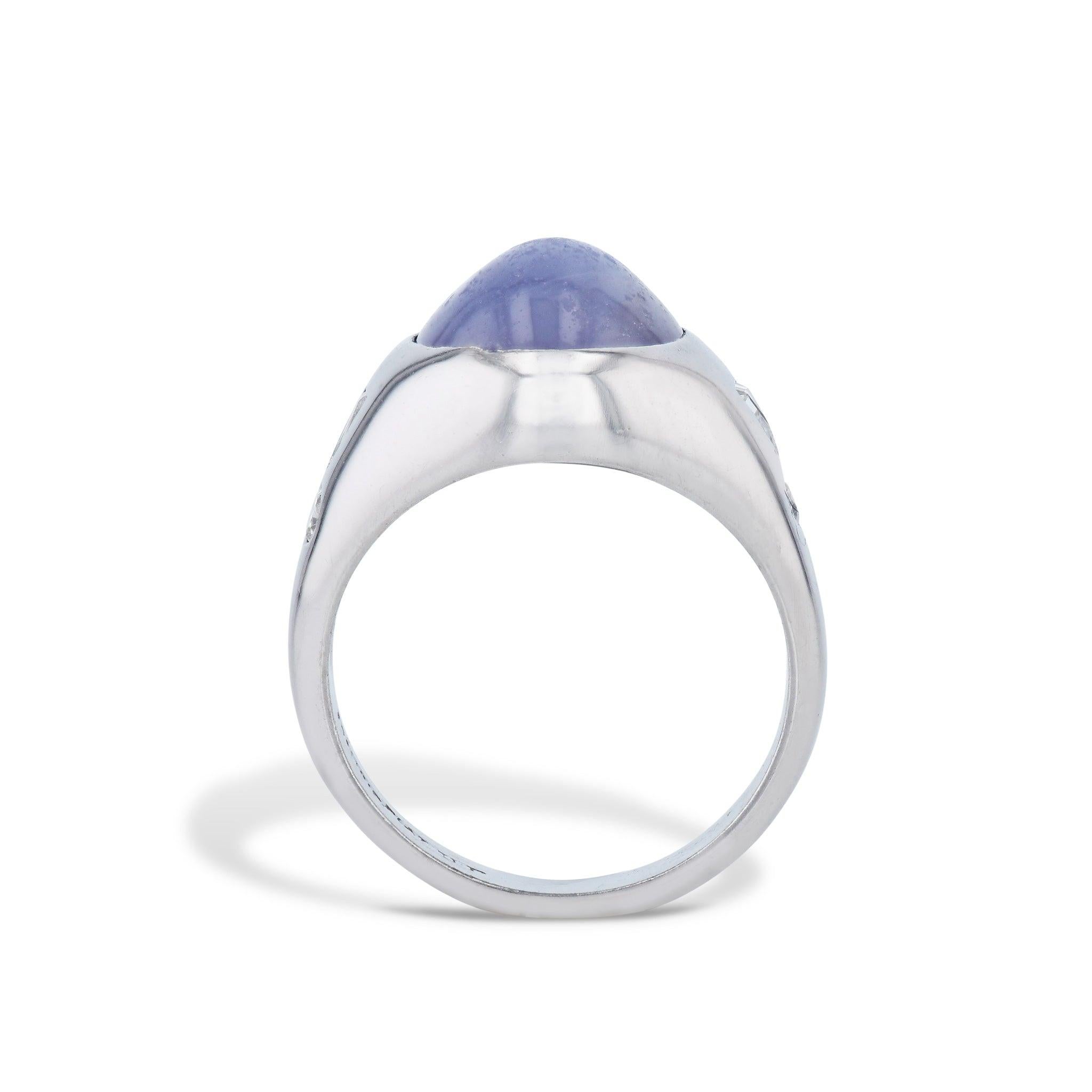 Este anillo en platino con zafiro estrella y diamantes es un clásico absoluto. Fabricada hacia la década de 1950, con un deslumbrante zafiro gris azulado claro de 9 ct e inundada de diamantes engastados. Este magnífico anillo tiene una talla 7,5 y