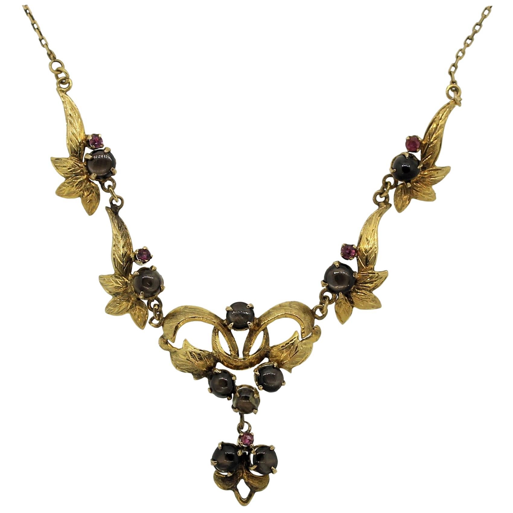 Collier à fleurs en or avec saphirs roses et saphirs étoilés