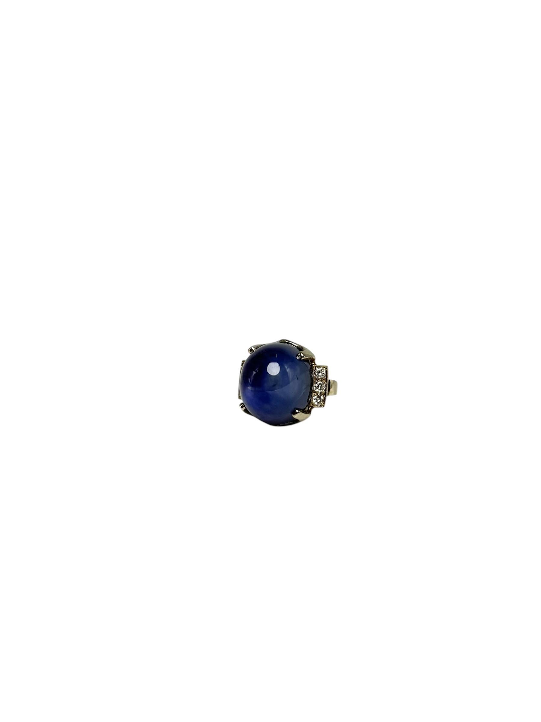 Ring aus 14 Karat Weißgold mit Sternsaphir und Diamant (Cabochon) im Angebot