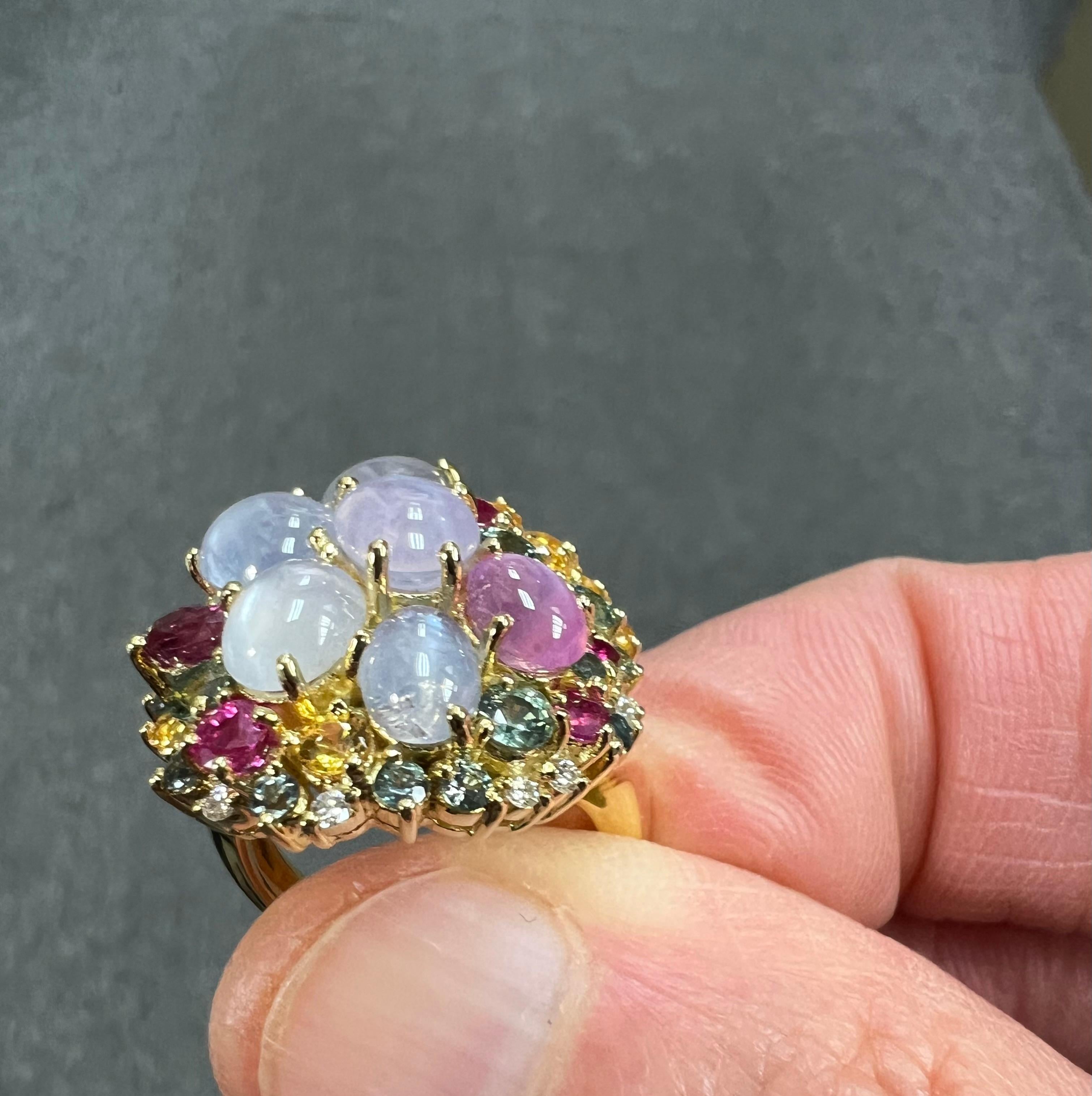Bague cocktail en or jaune avec saphirs étoilés et saphirs multicolores et diamants en vente 4