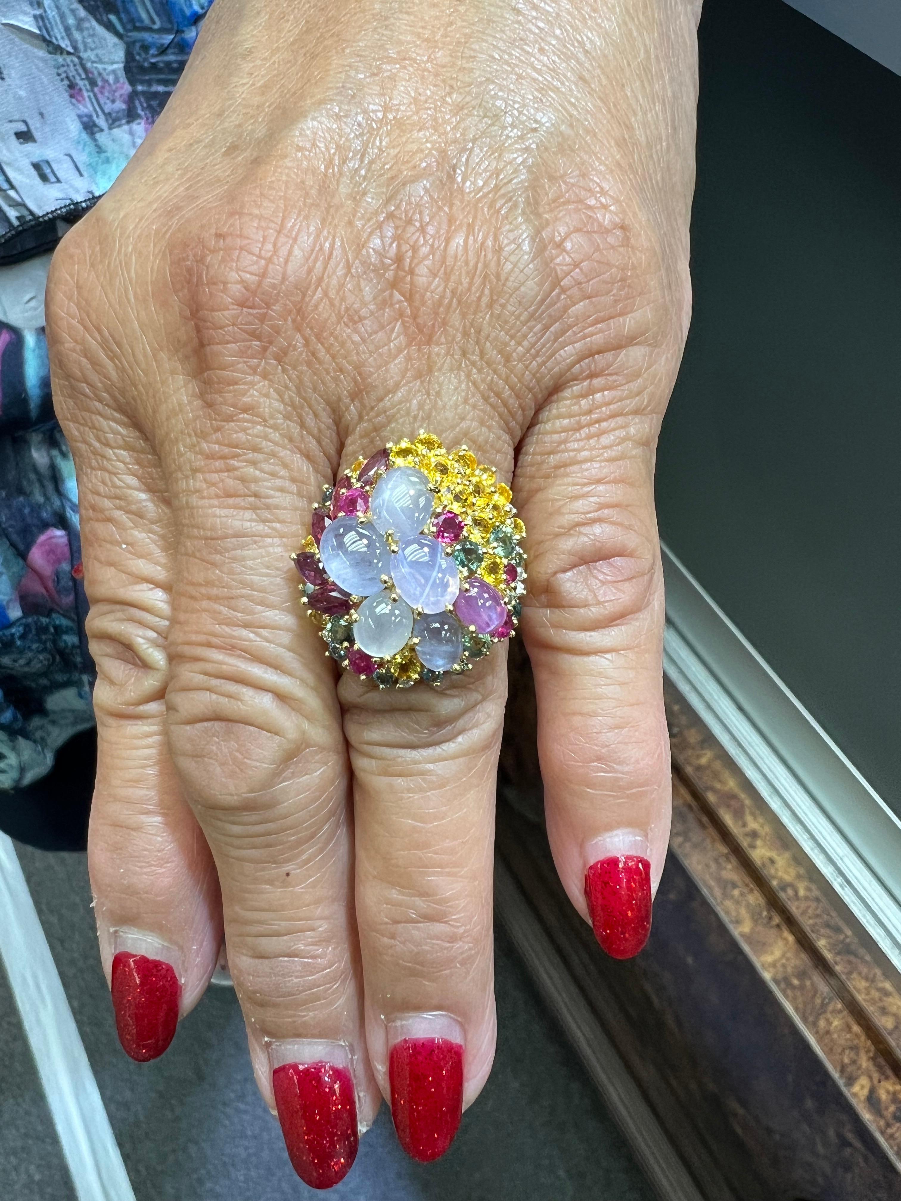 Bague de cocktail en saphirs étoilés et saphirs multicolores Rubis diamant en or jaune, vers les années 1990.

La 