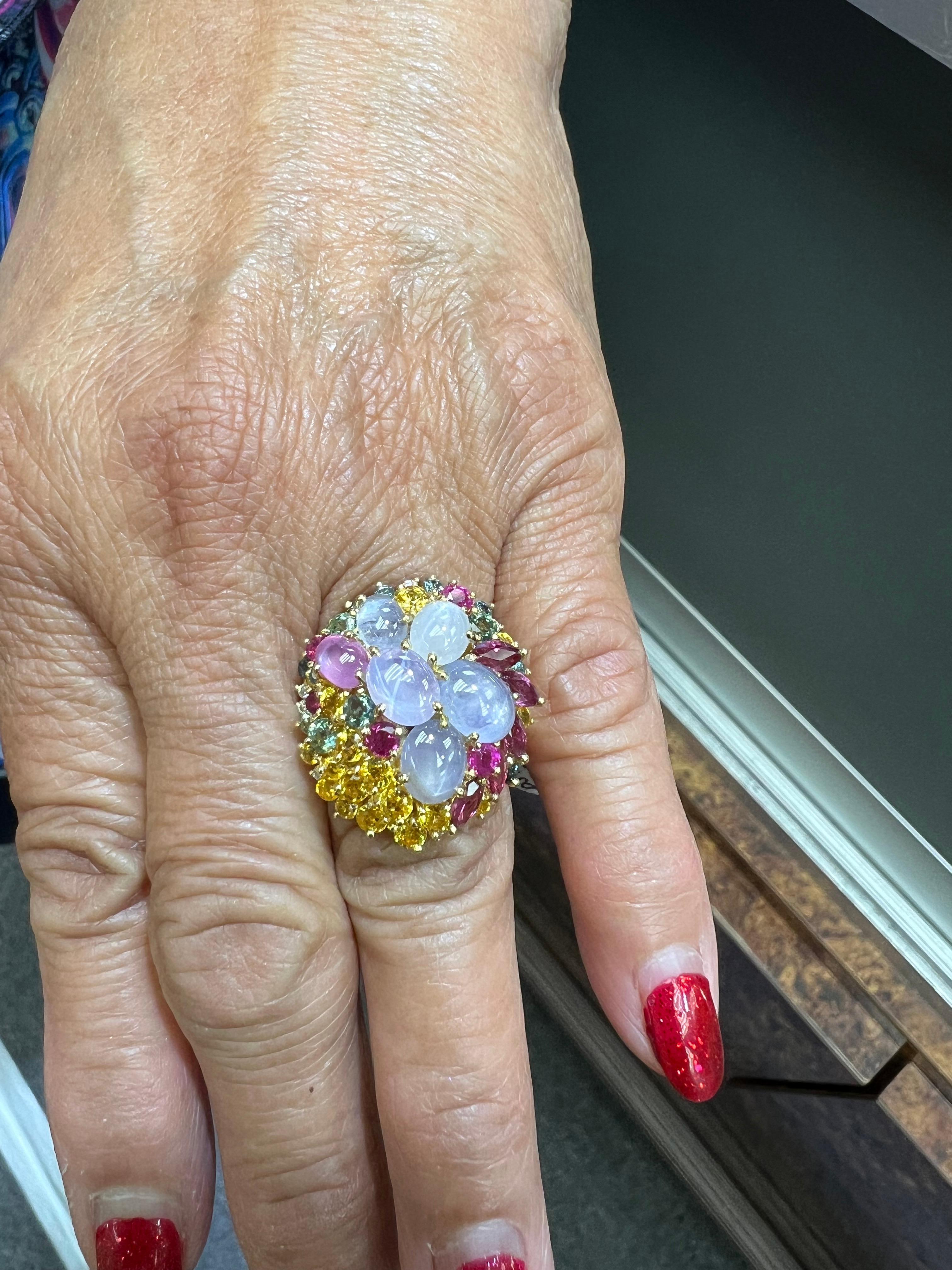 Contemporain Bague cocktail en or jaune avec saphirs étoilés et saphirs multicolores et diamants en vente